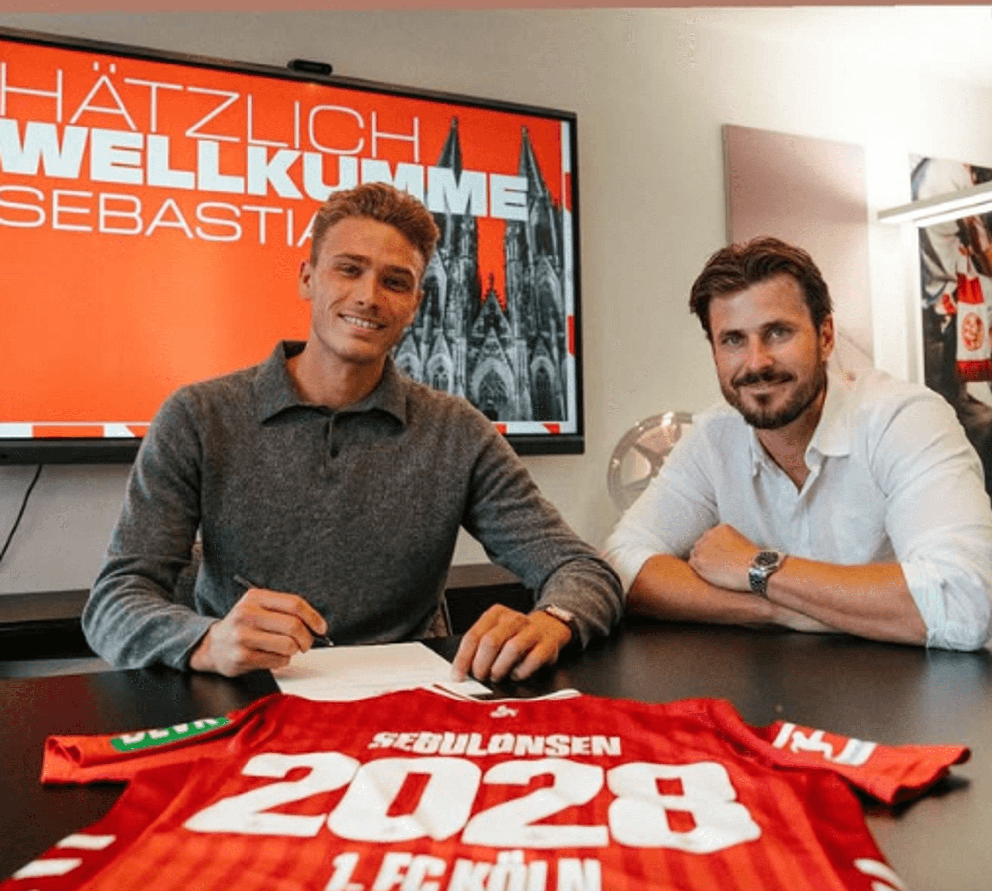 Spielerberater und Ex-Profi Havard Nordtveit gemeinsam mit Sebastian Sebulonsen bei der Unterschrift.