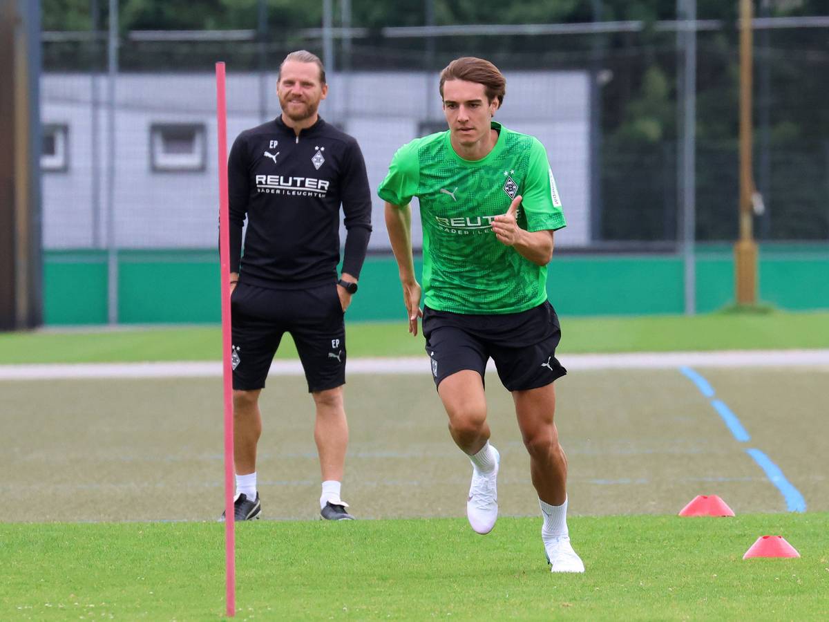 Florian Neuhaus bei einer Trainingseinheit mit U23-Coach Eugen Polanski im Hintergrund.