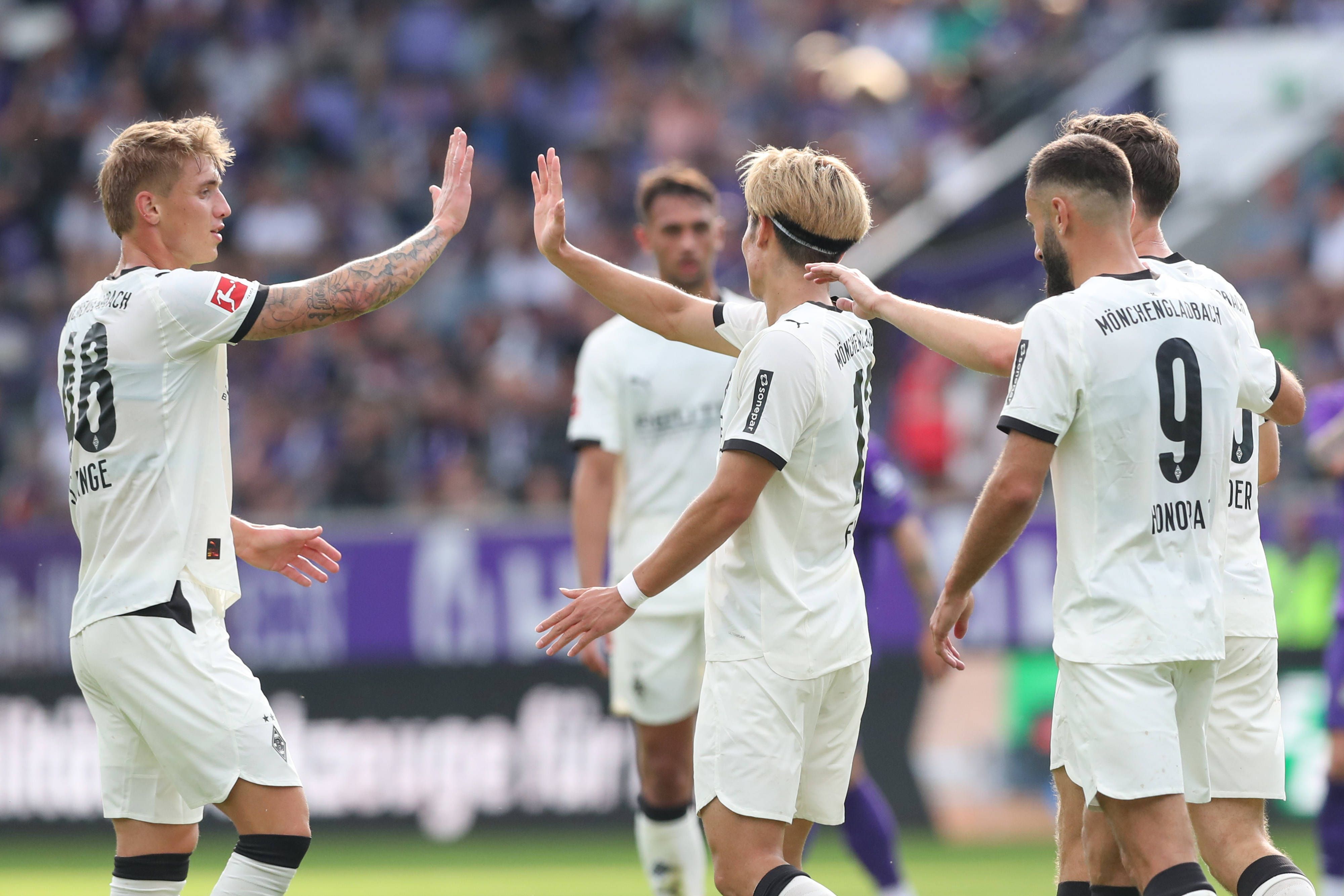 Spieler von Borussia Mönchengladbach bejubeln einen Treffer.