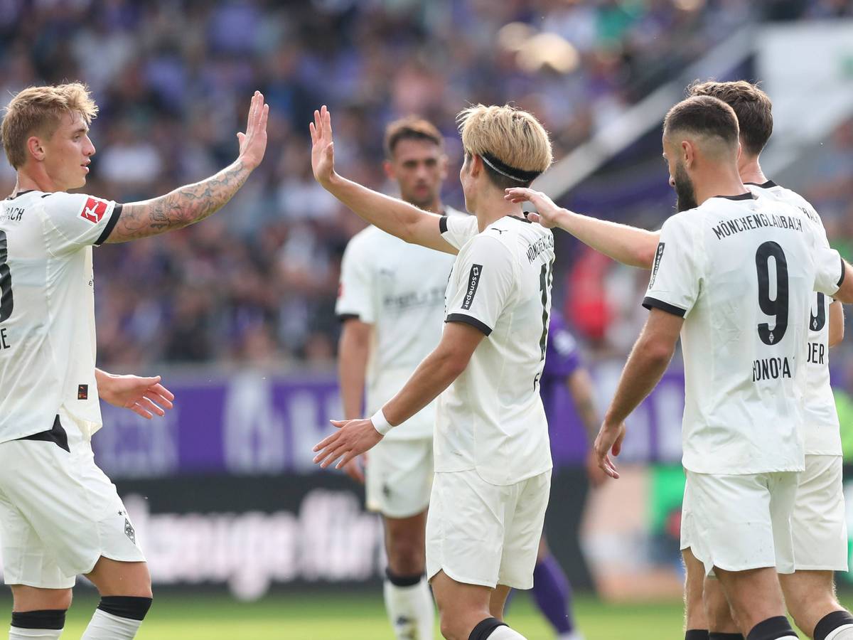 Spieler von Borussia Mönchengladbach bejubeln einen Treffer.