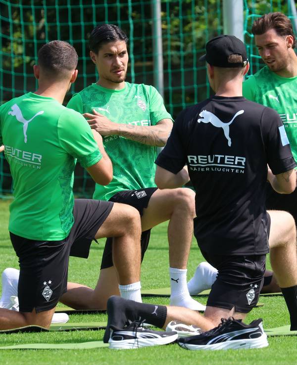 Im Trainingslager von Borussia Mönchengladbach dehnen sich Kevin Stöger, Kevin Diks und Joe Scally.