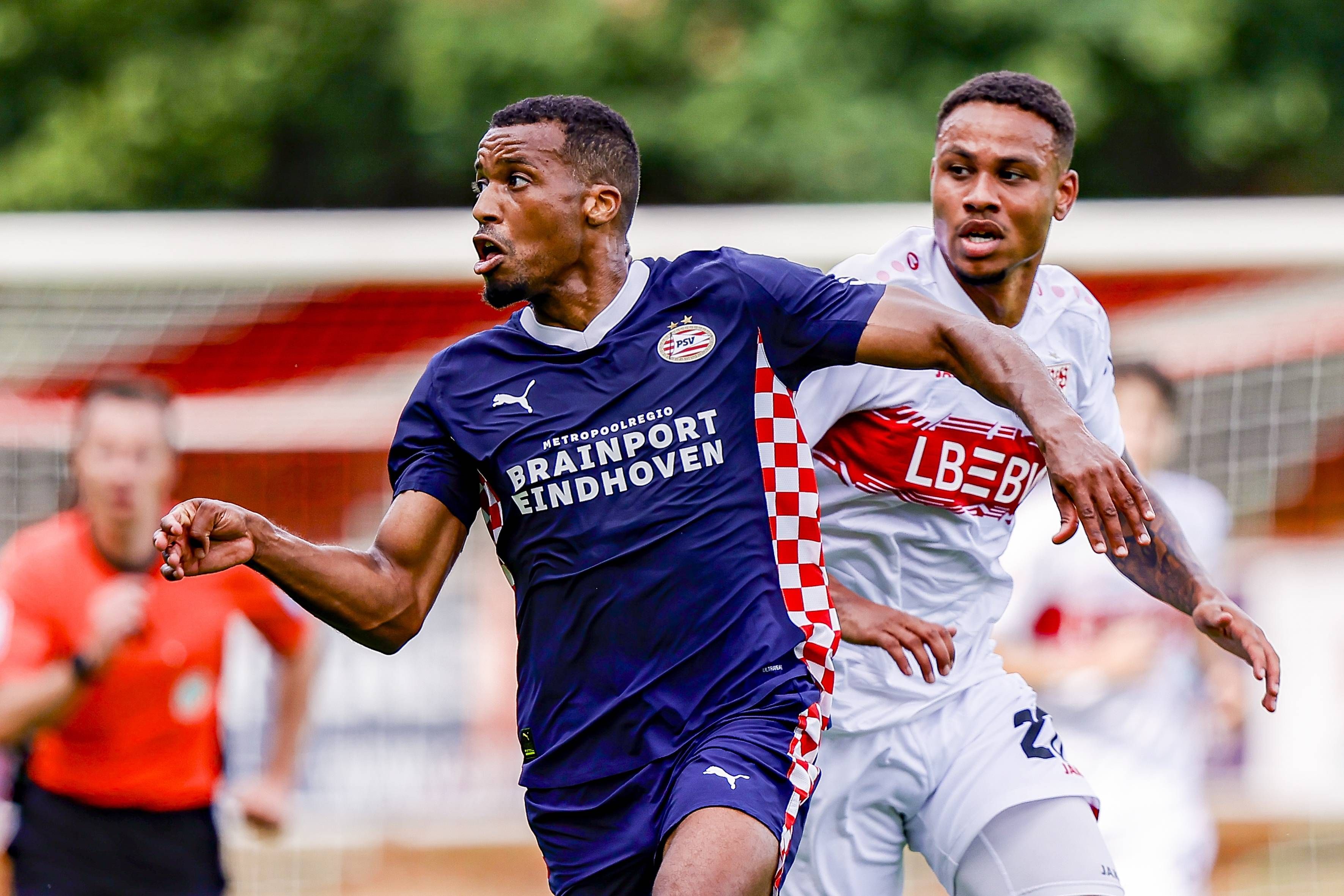 Alassane Plea im Duell mit Lorenz Assigon.