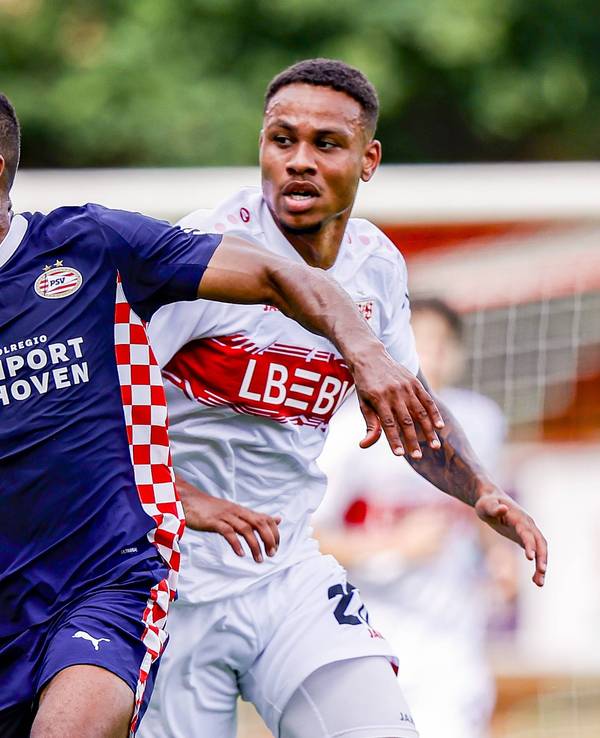 Alassane Plea im Duell mit Lorenz Assigon.
