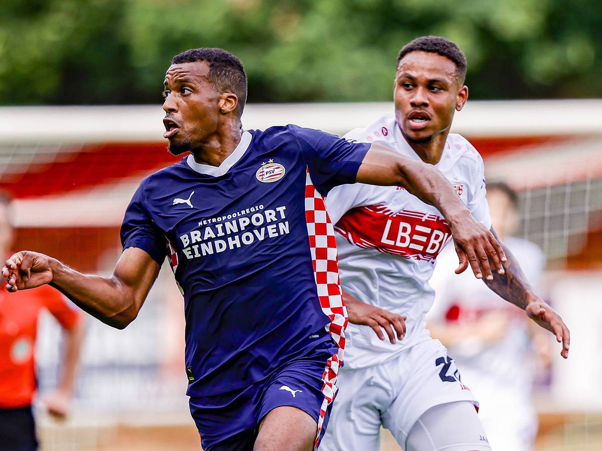 Alassane Plea im Duell mit Lorenz Assigon.
