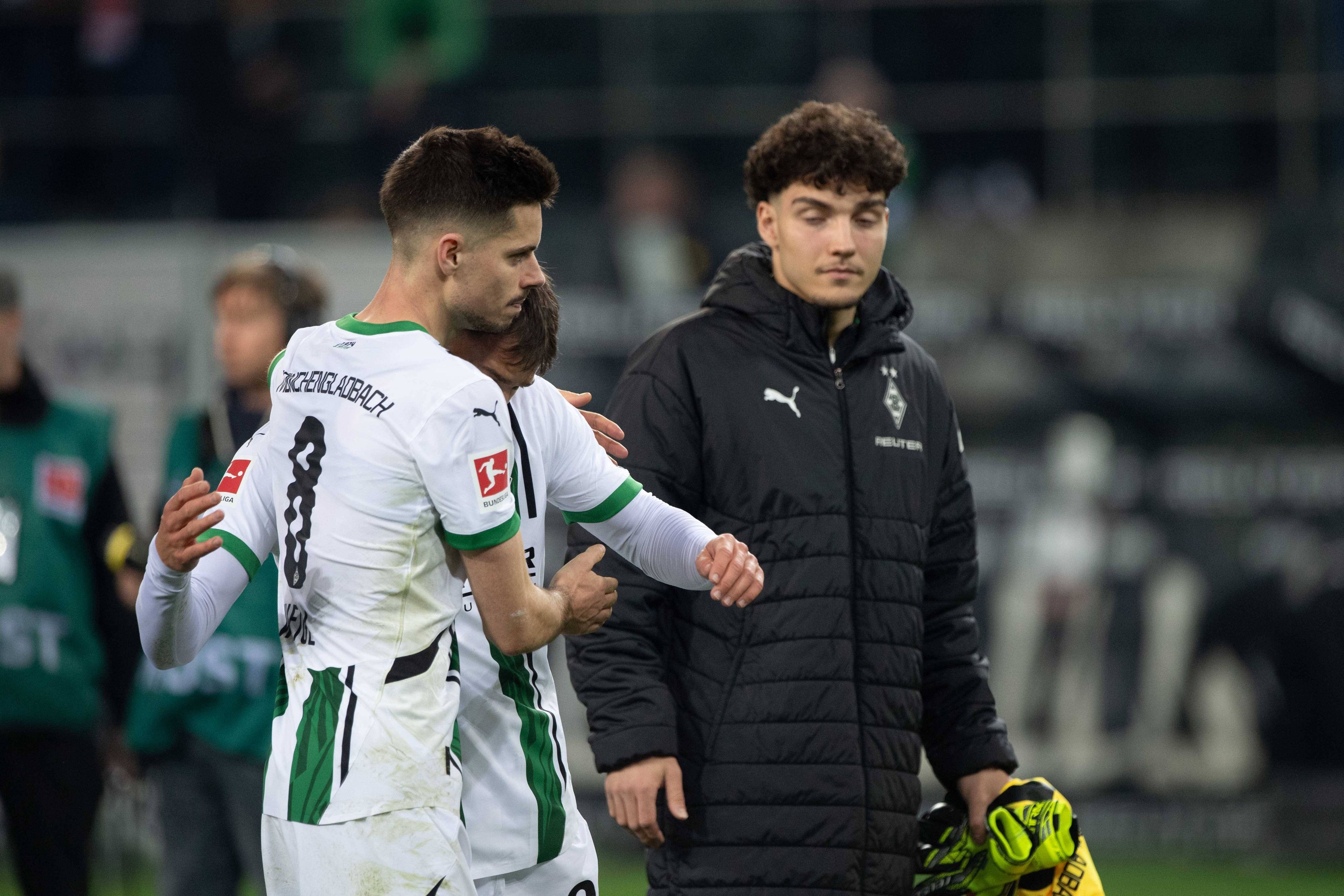 Julian Weigl (l.) am 7. März 2025 nach der Gladbach-Niederlage gegen Mainz 05 als Tröster von Noah Pesch und Tiago Pereira Cardoso.