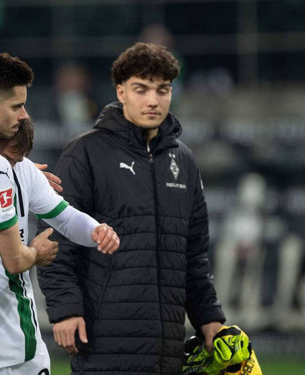 Julian Weigl (l.) am 7. März 2025 nach der Gladbach-Niederlage gegen Mainz 05 als Tröster von Noah Pesch und Tiago Pereira Cardoso.