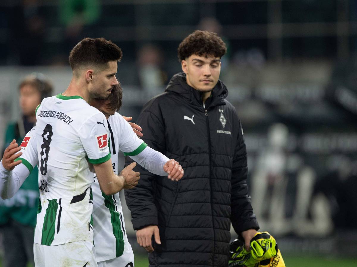 Julian Weigl (l.) am 7. März 2025 nach der Gladbach-Niederlage gegen Mainz 05 als Tröster von Noah Pesch und Tiago Pereira Cardoso.