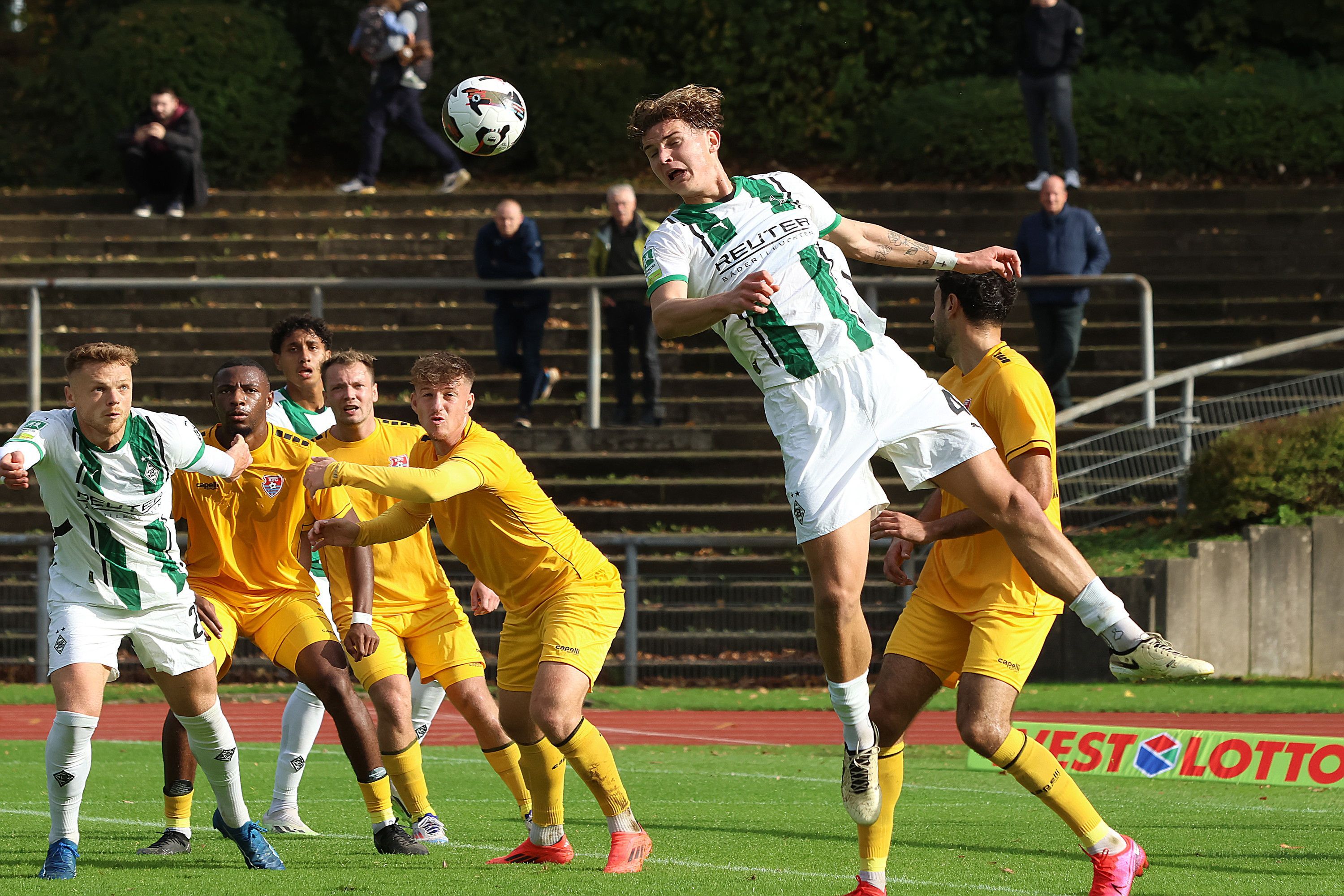 Jonathan Foss beim Kopfball.