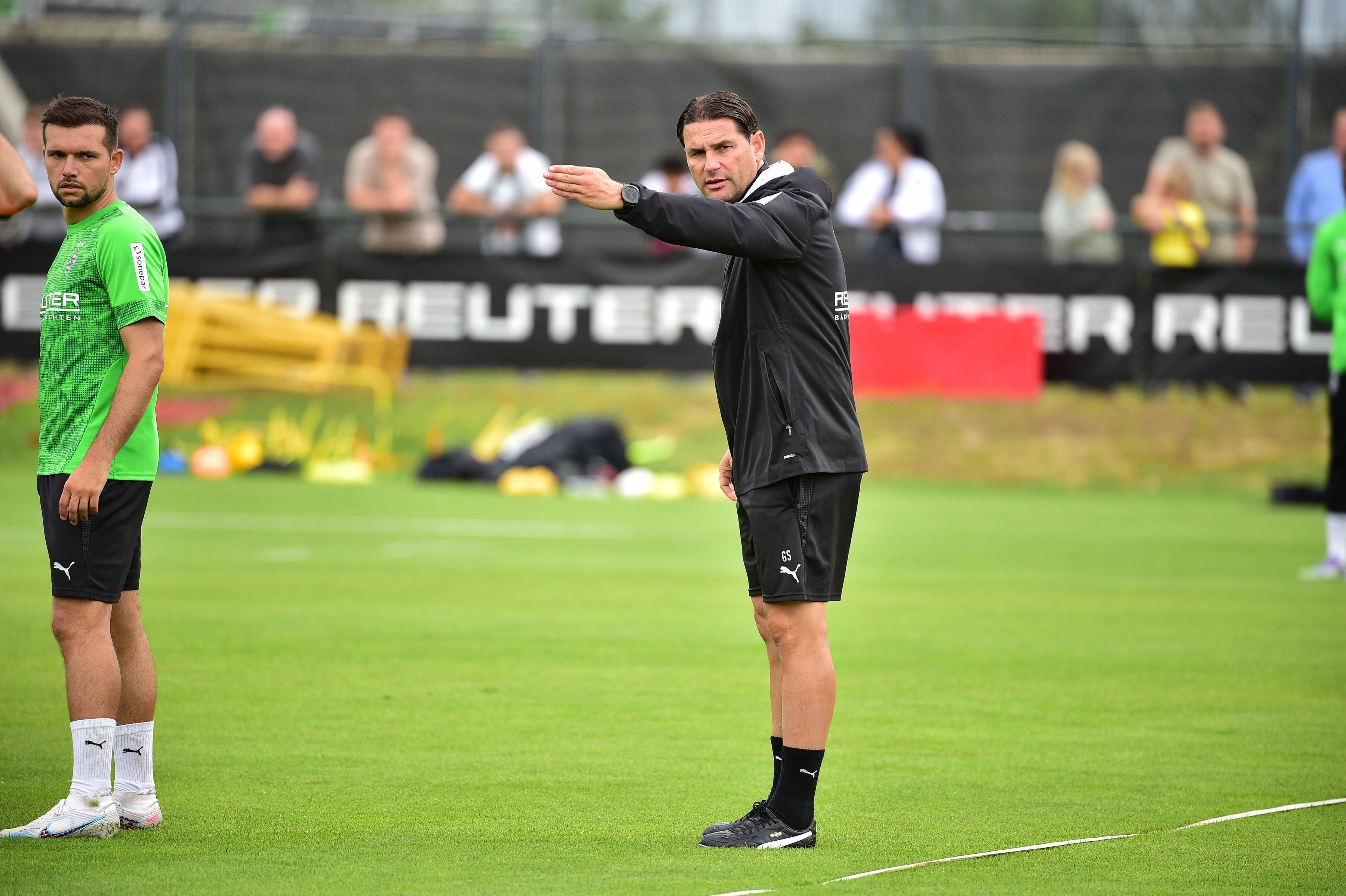 Kevin Stöger im Training neben Gerardo Seoane.