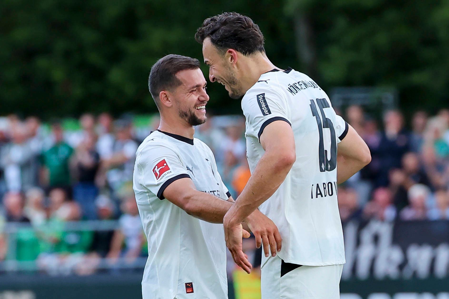 Kevin Stöger (l.) und Haris Tabakovic (r.) jubeln nach dem Ausgleich für Borussia.