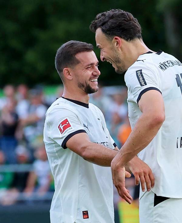 Kevin Stöger (l.) und Haris Tabakovic (r.) jubeln nach dem Ausgleich für Borussia.