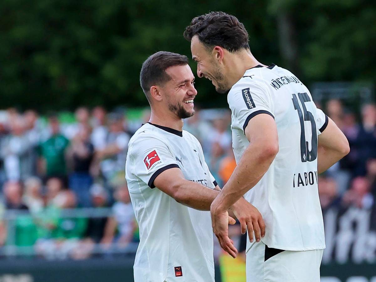 Kevin Stöger (l.) und Haris Tabakovic (r.) jubeln nach dem Ausgleich für Borussia.
