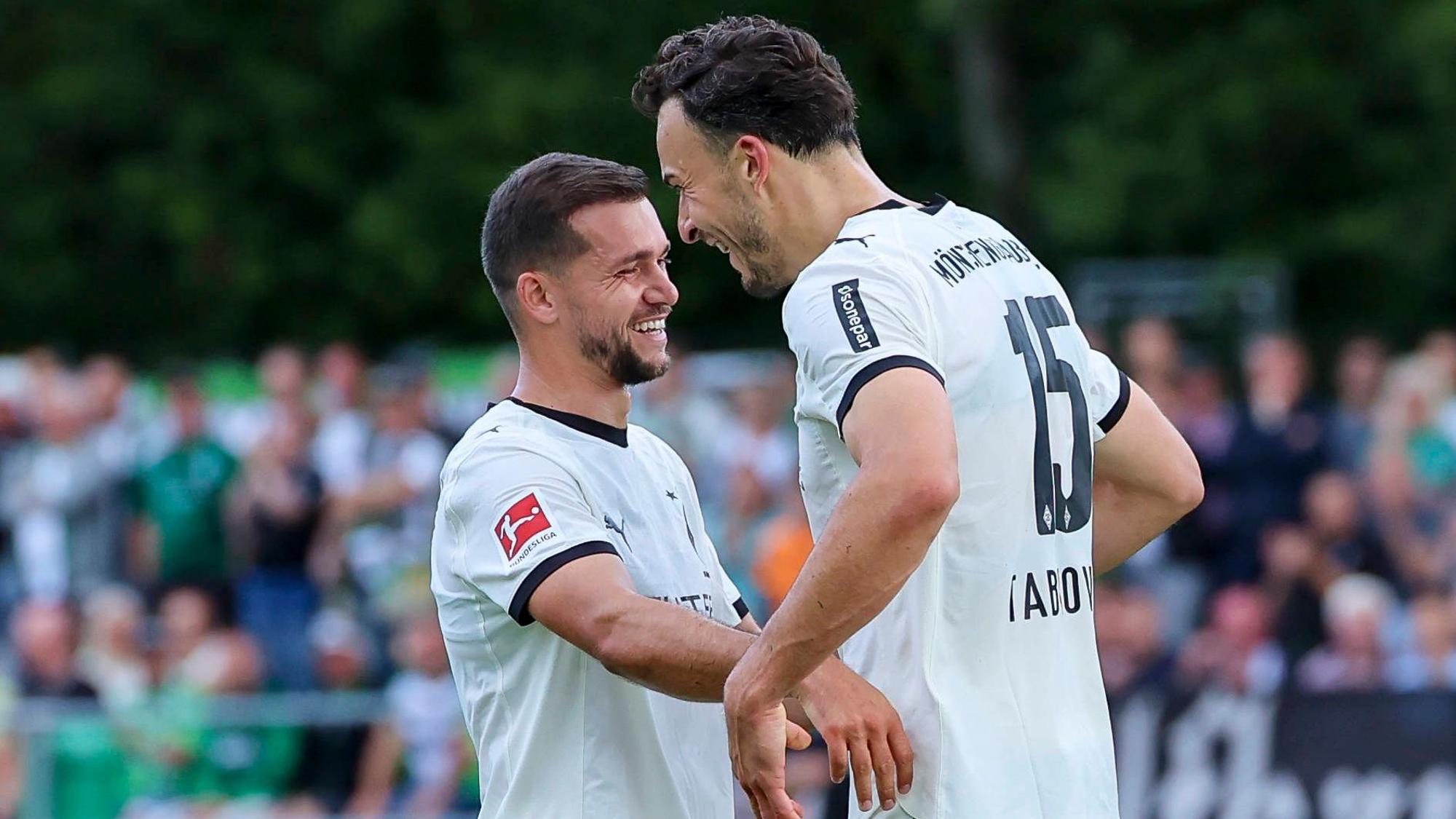 Kevin Stöger (l.) und Haris Tabakovic (r.) jubeln nach dem Ausgleich für Borussia.