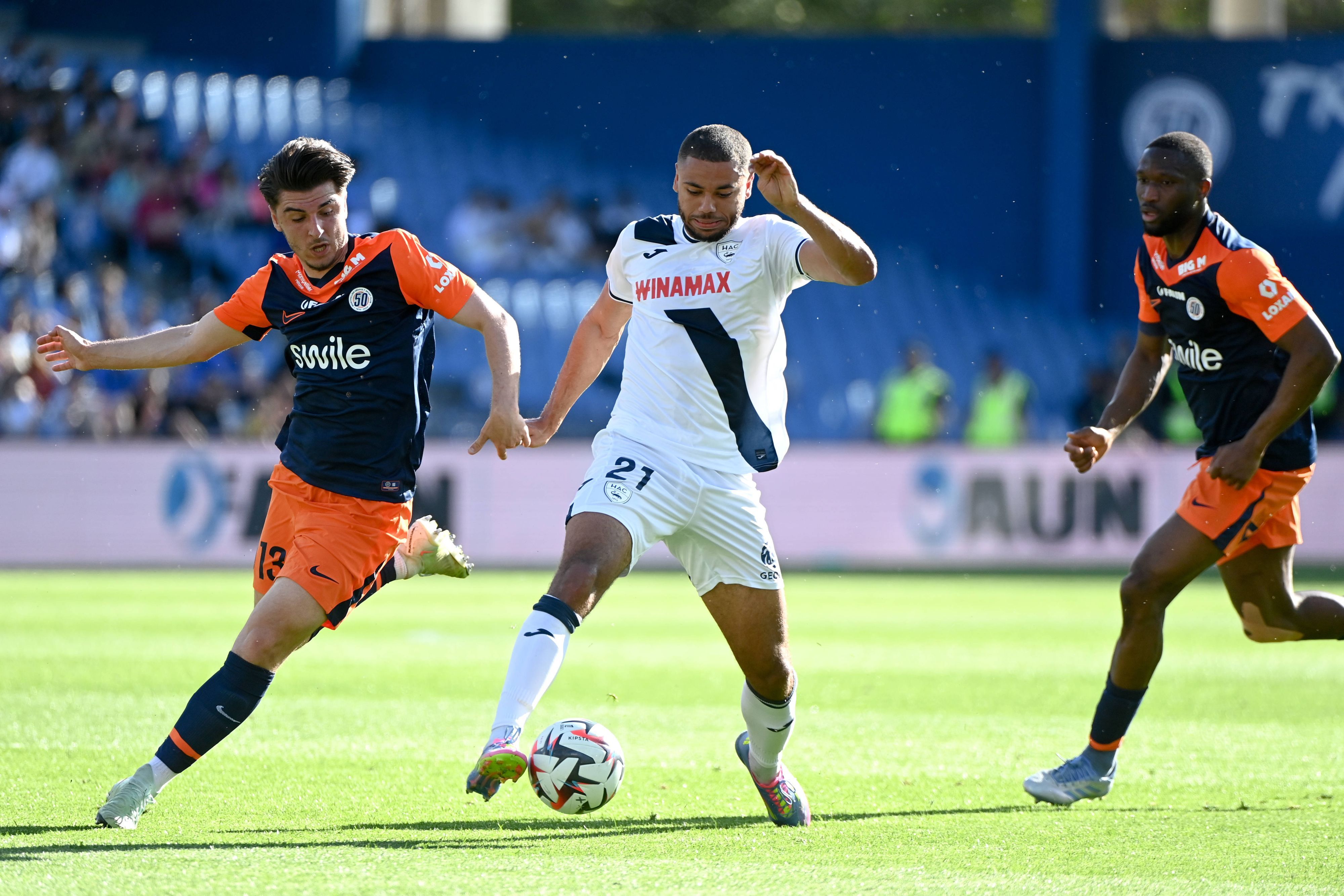 Spieler von Montpellier Herault SC im Zweikampf mit Le Havre Athletic.