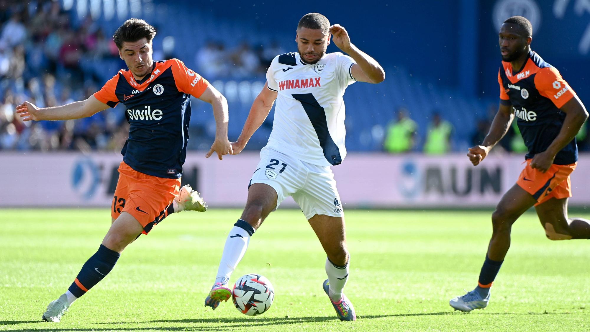 Spieler von Montpellier Herault SC im Zweikampf mit Le Havre Athletic.