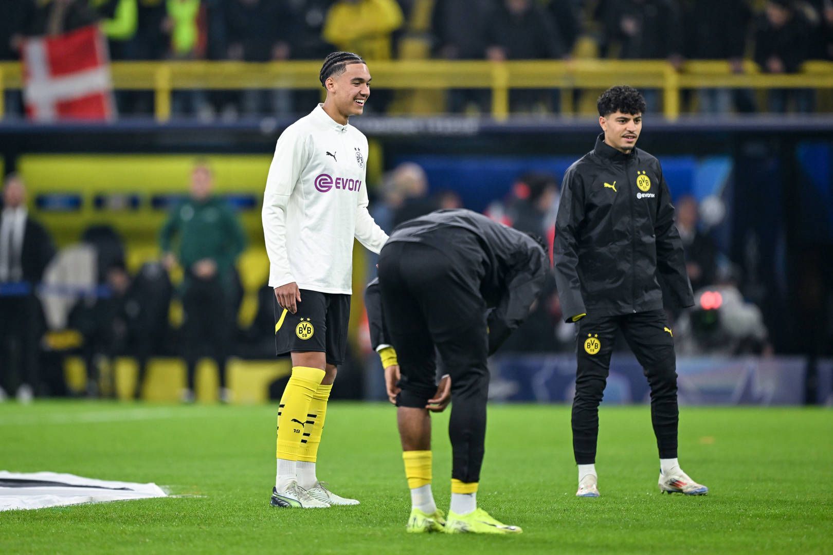 Tyler Meiser beim Aufwärmen mit den BVB-Teamkollegen.