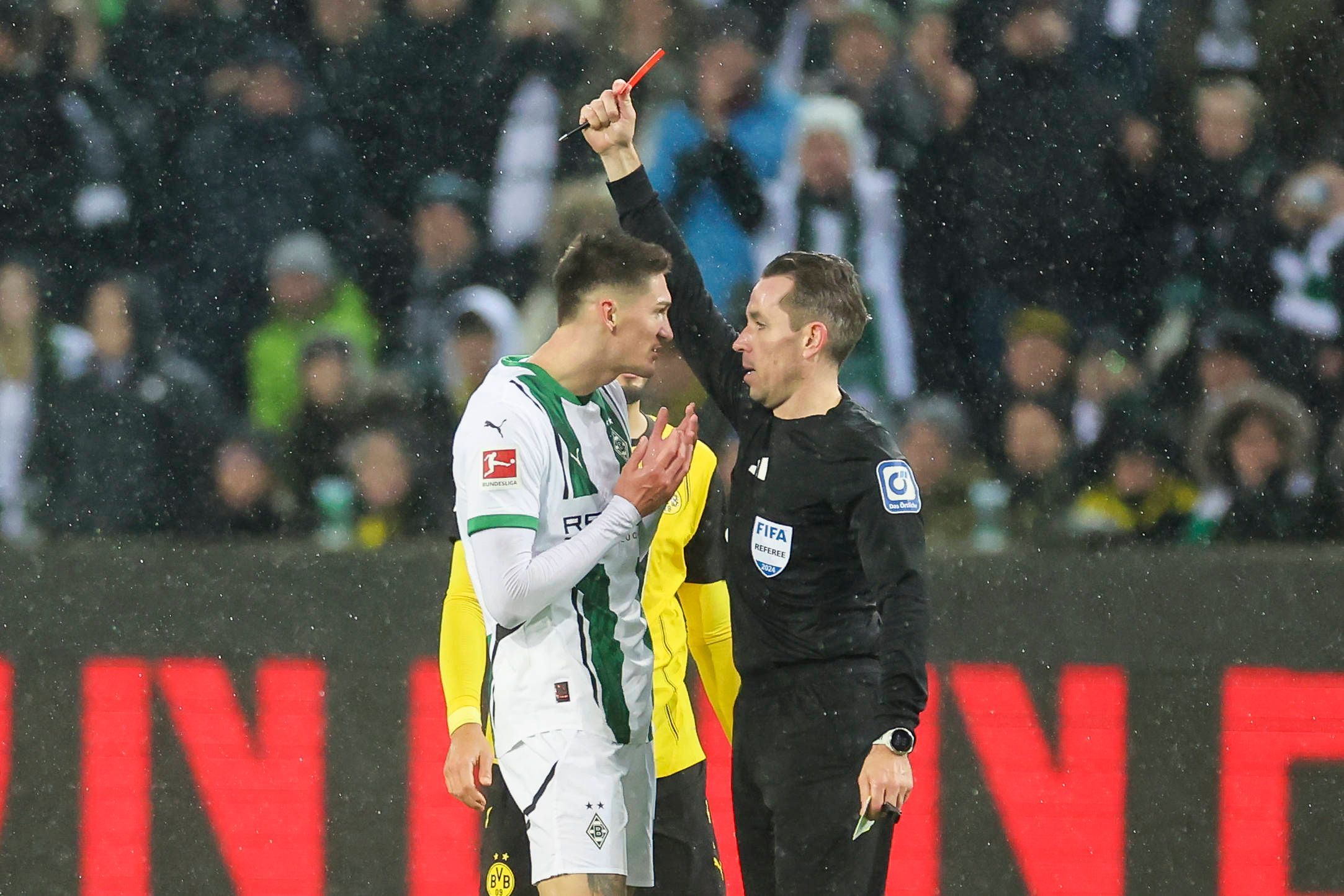 Tomas Cvancara sieht gegen Dortmund die Rote Karte.