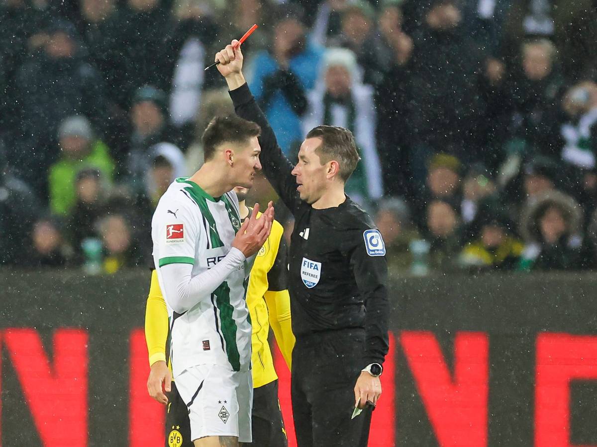 Tomas Cvancara sieht gegen Dortmund die Rote Karte.