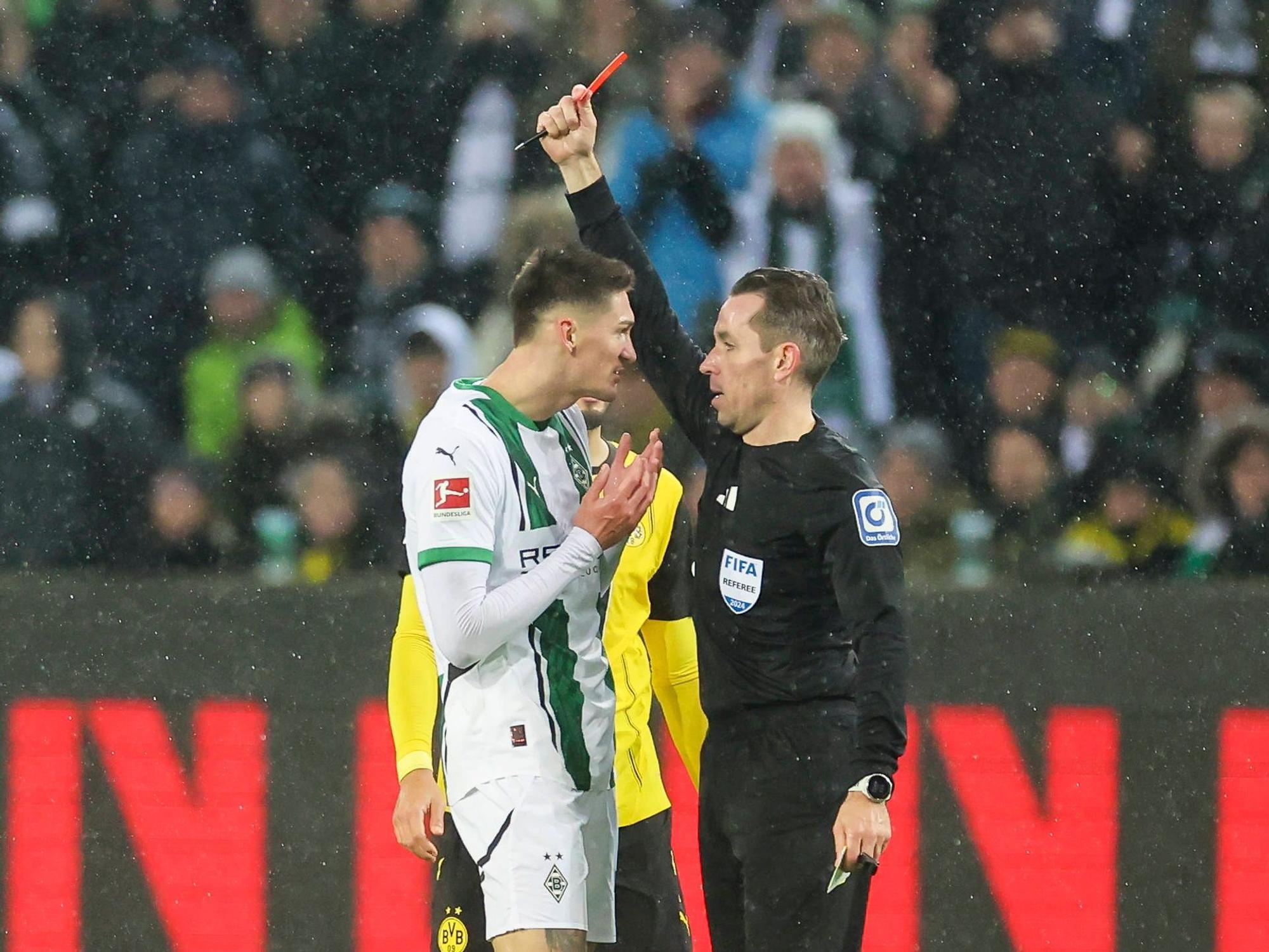 Tomas Cvancara sieht gegen Dortmund die Rote Karte.