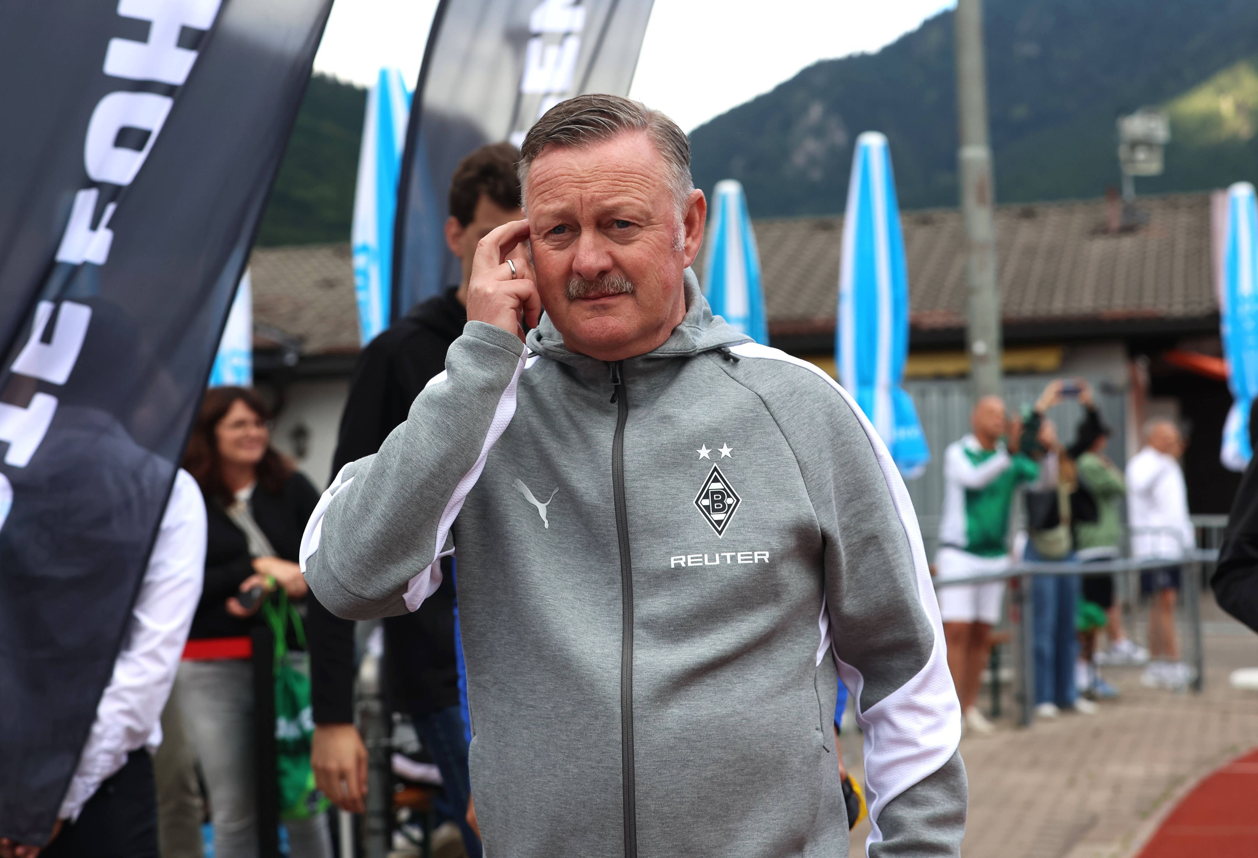 Roland Virkus kratzt sich am Kopf.