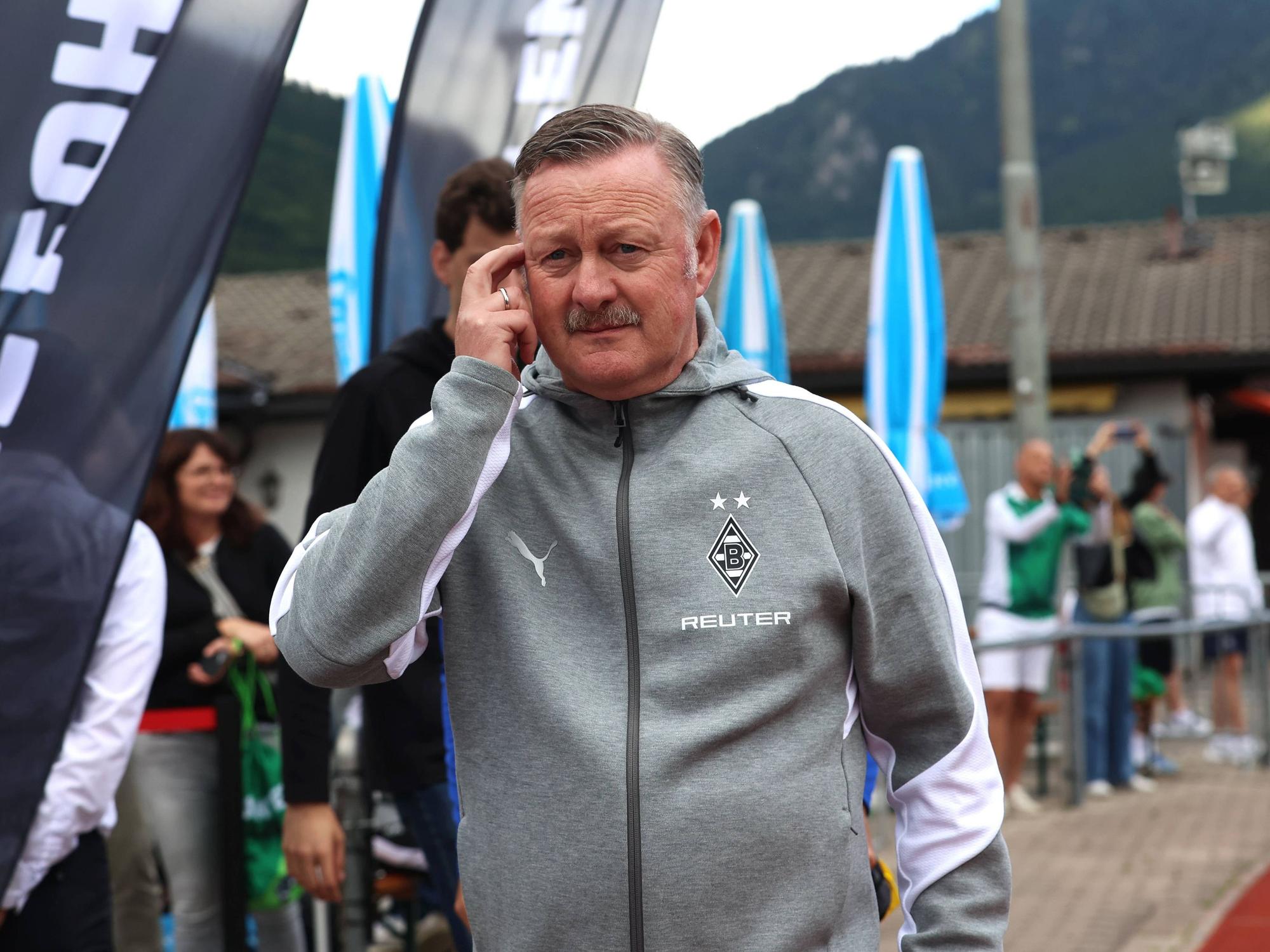 Roland Virkus kratzt sich am Kopf.