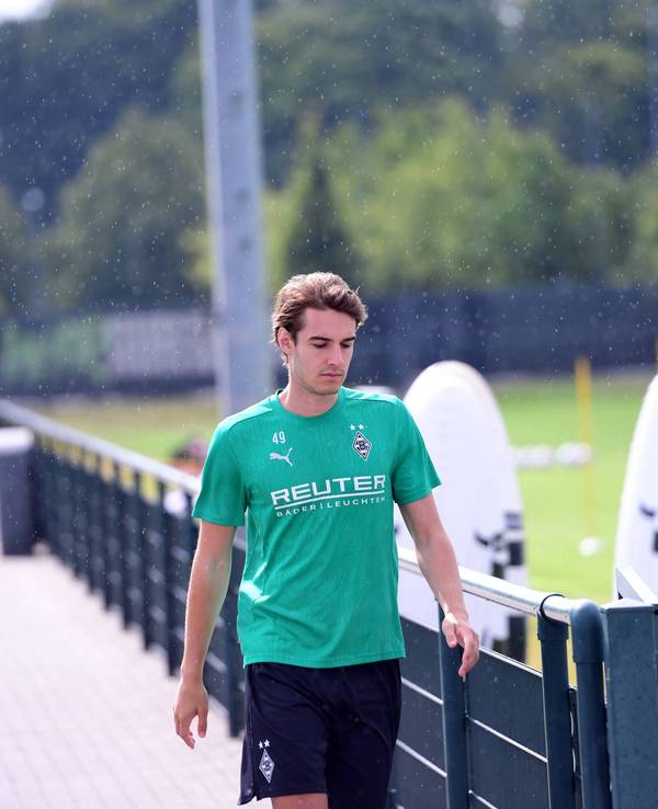Florian Neuhaus Gladbach auf dem Weg zu einer Besprechung der U23 vor Abfahrt ins Trainingslager.