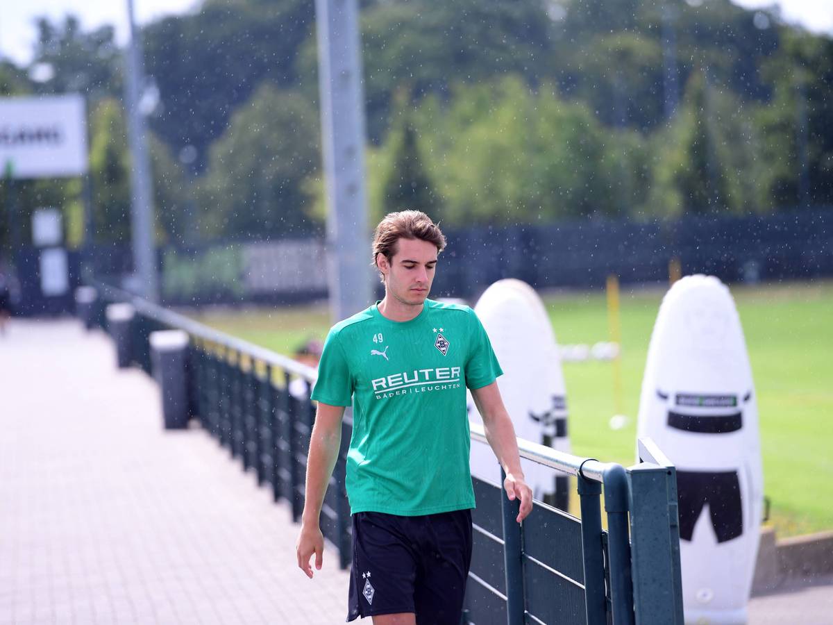 Florian Neuhaus Gladbach auf dem Weg zu einer Besprechung der U23 vor Abfahrt ins Trainingslager.
