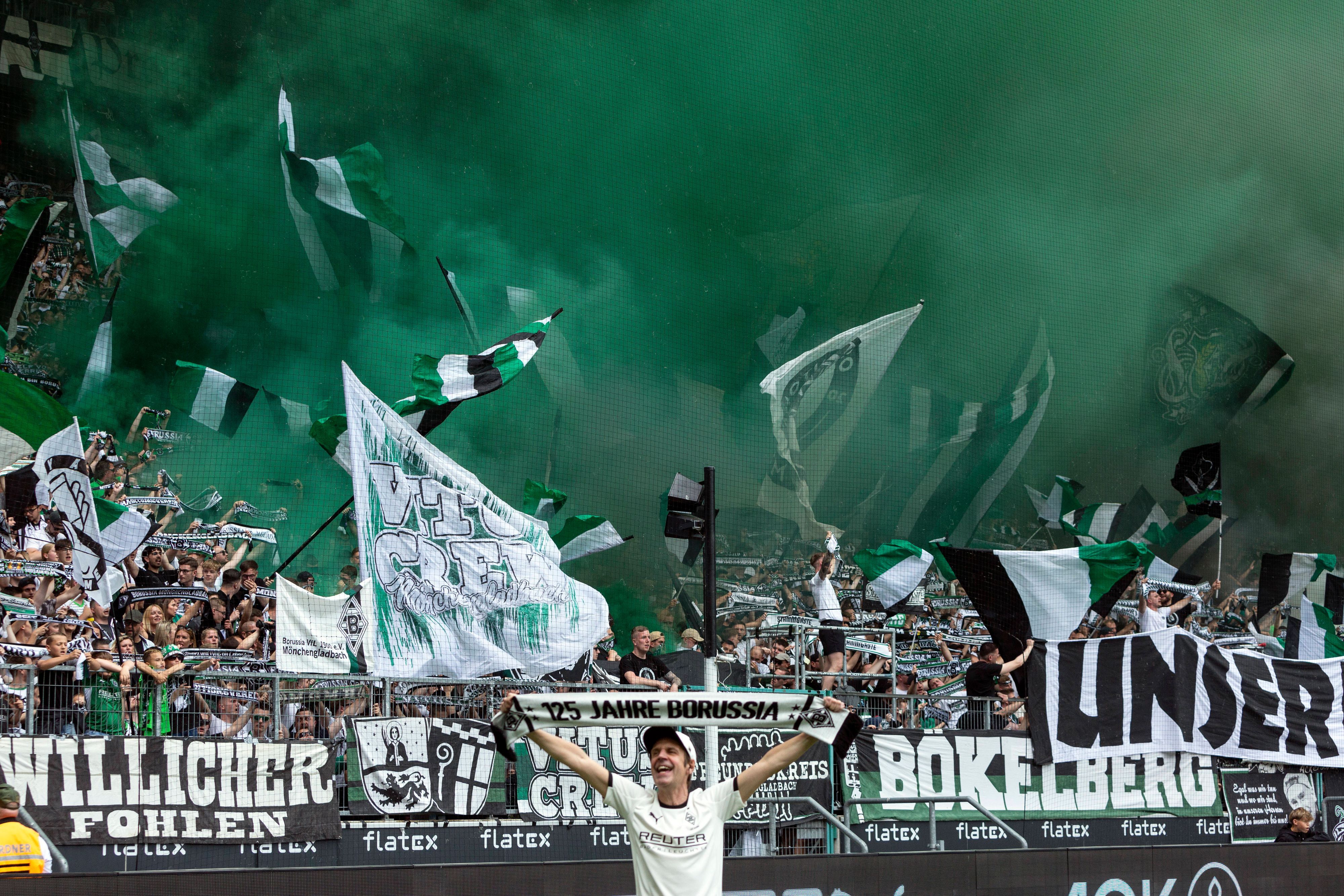 Stadionsprecher Torsten Knippertz feiert das 125-jährige Jubiläum vor der Nordkurve.