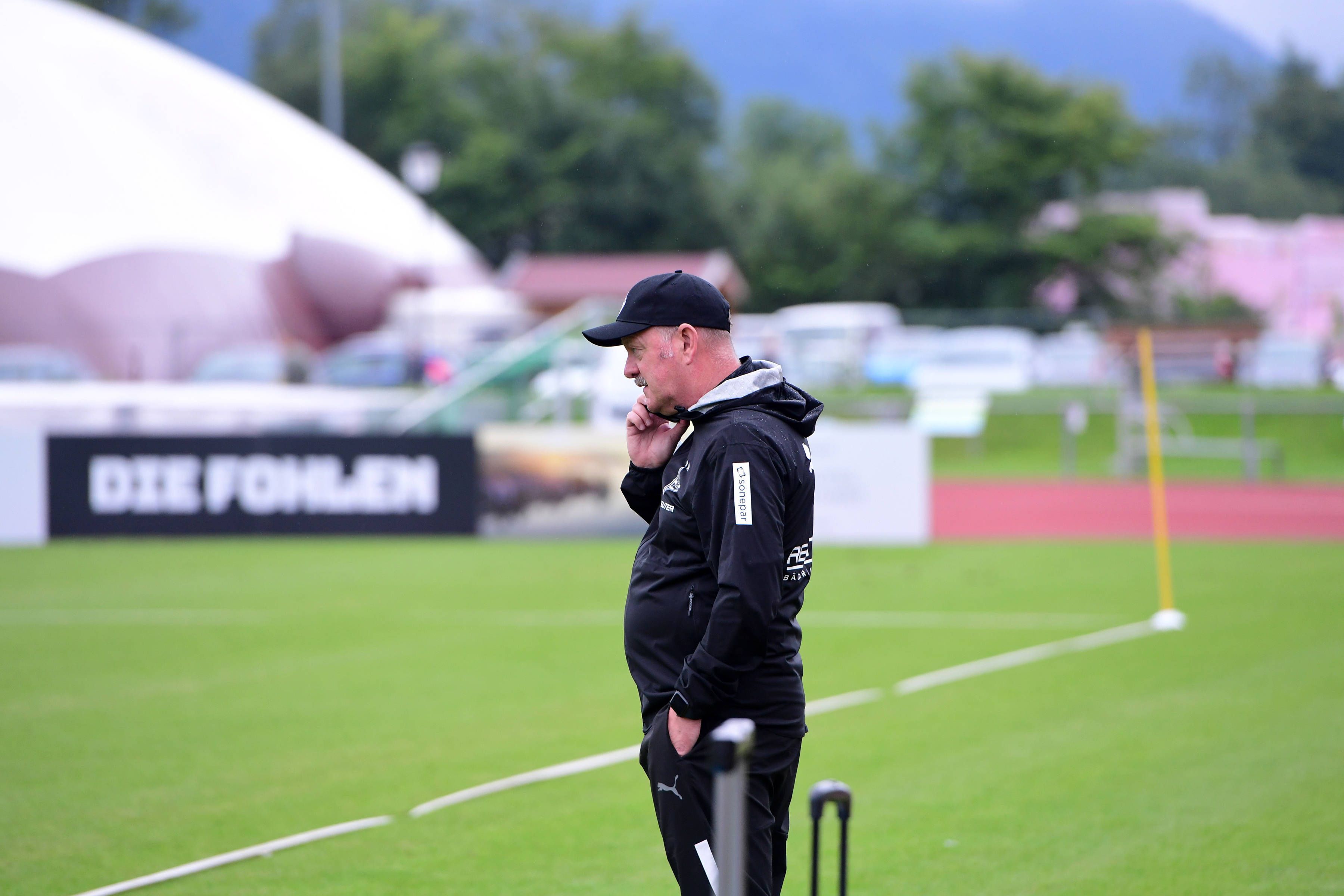Roland Virkus bei einem Telefonat im Trainingslager.