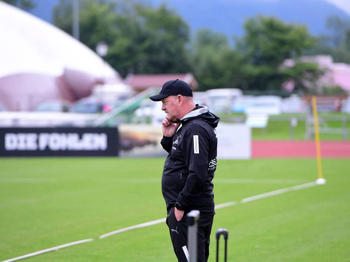 Roland Virkus bei einem Telefonat im Trainingslager.