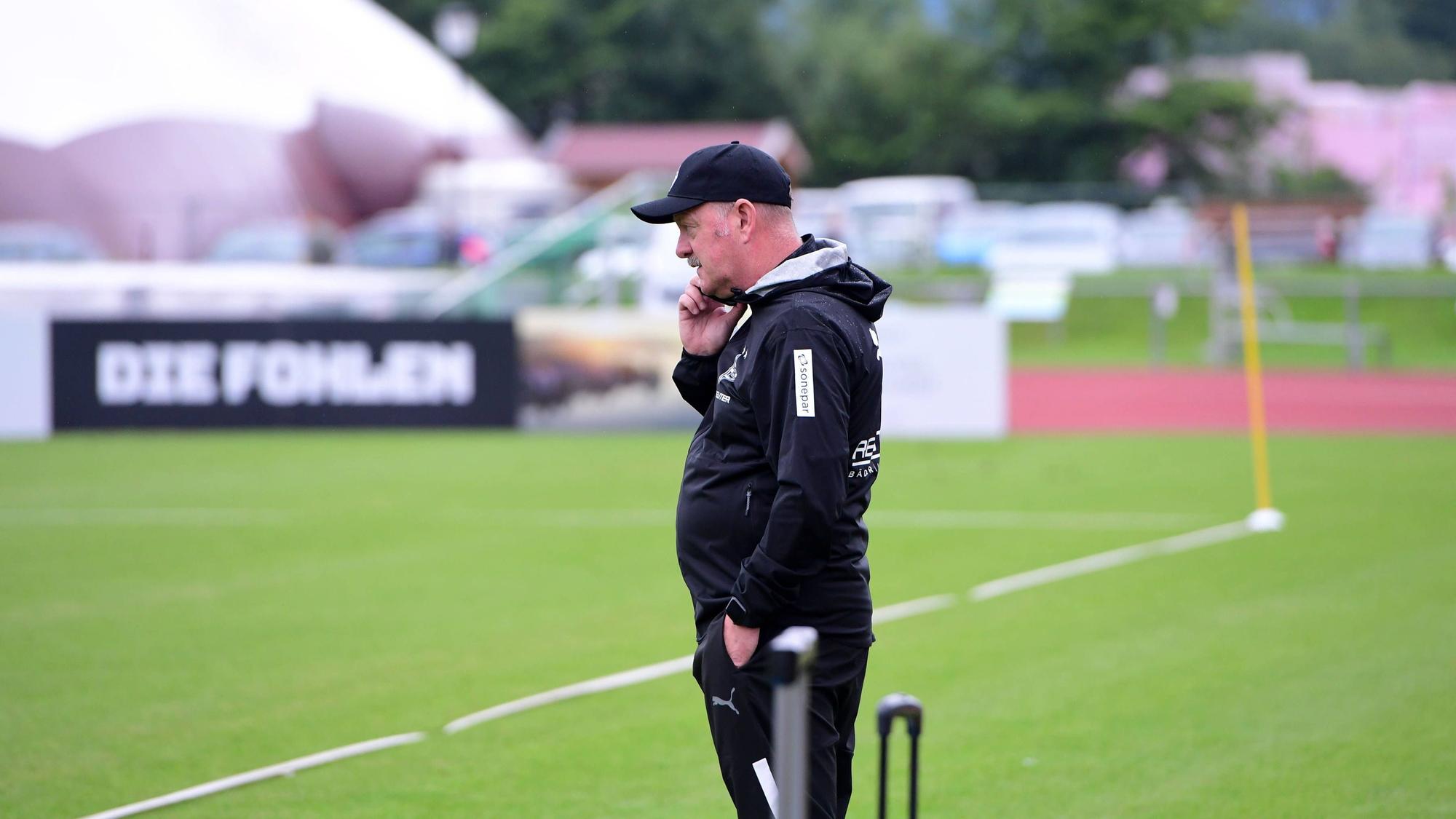Roland Virkus bei einem Telefonat im Trainingslager.