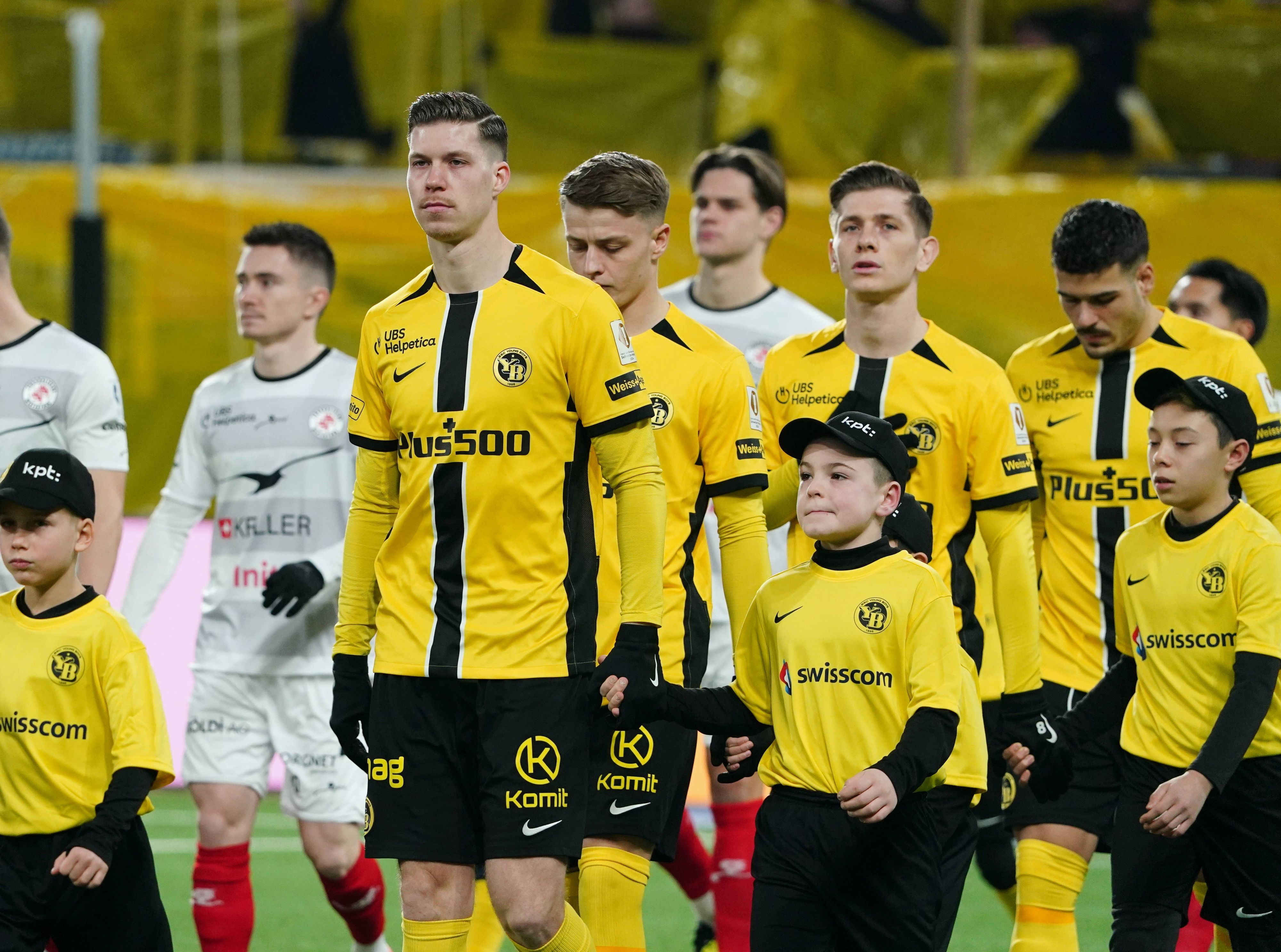Spieler von Young Boys Bern beim Einlaufen.