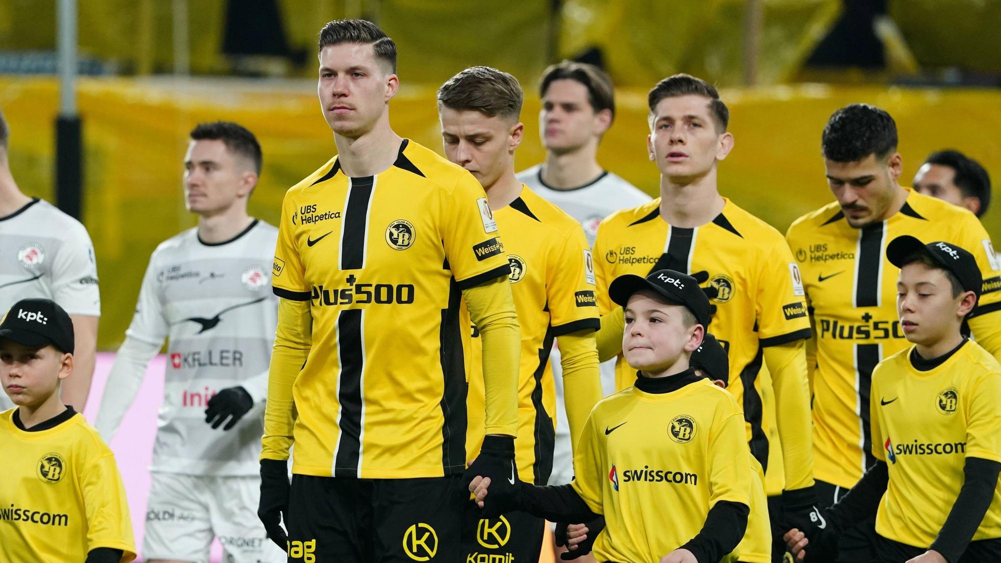 Spieler von Young Boys Bern beim Einlaufen.