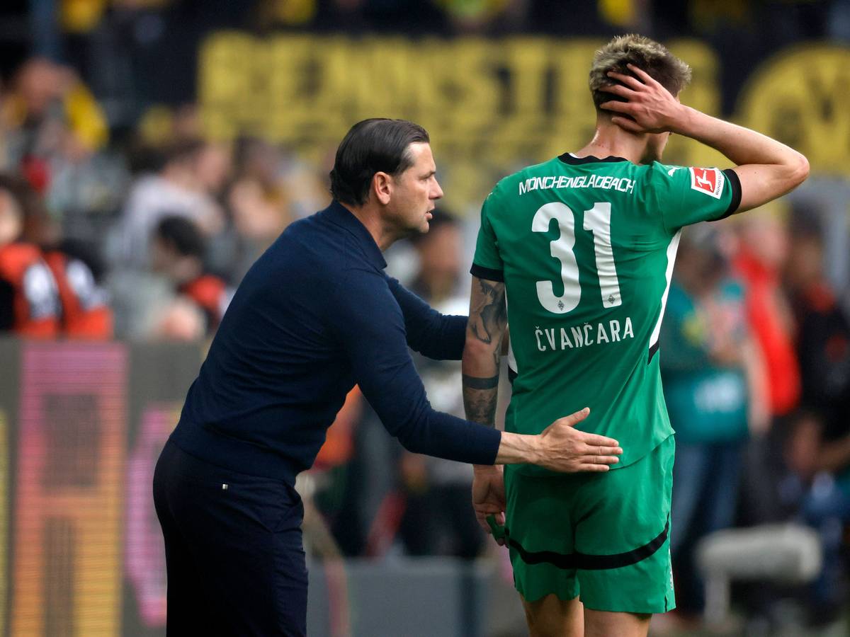 Tomas Cvancara bekommt einen Klaps von Gerardo Seoane.