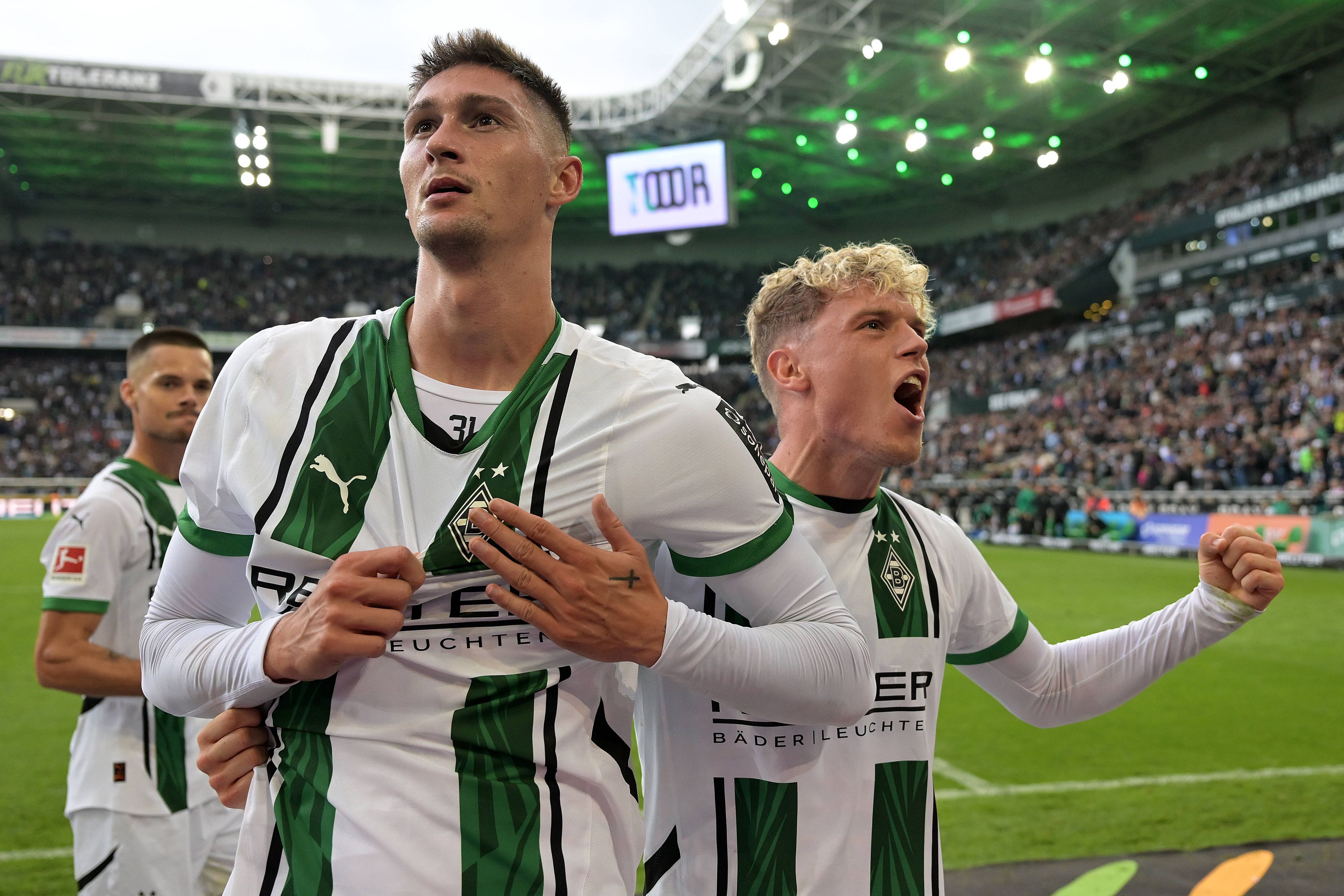 Tomas Cvancara jubelt mit Robin Hack über ein Tor.