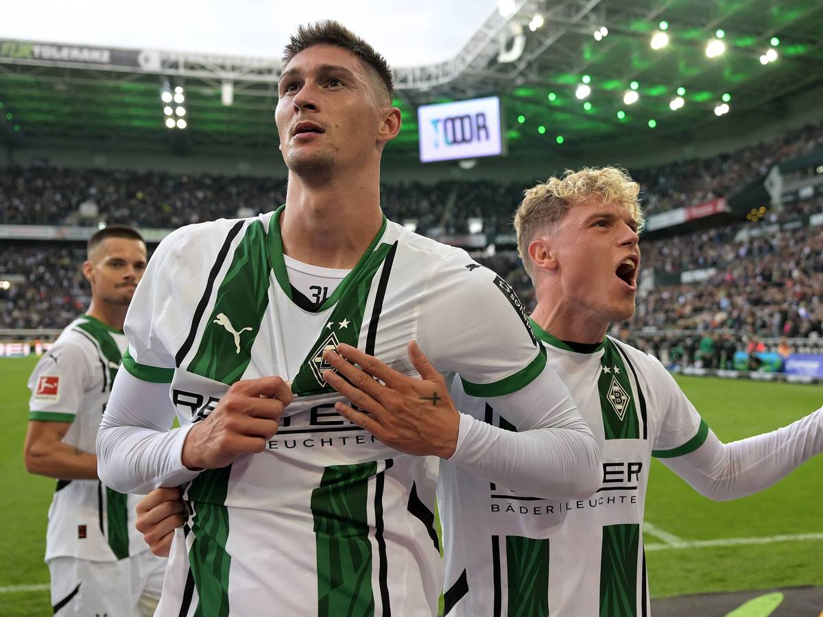 Tomas Cvancara jubelt mit Robin Hack über ein Tor.