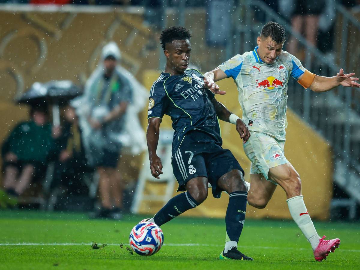 Stefan Lainer im Zweikampf mit Vinicius Jr.