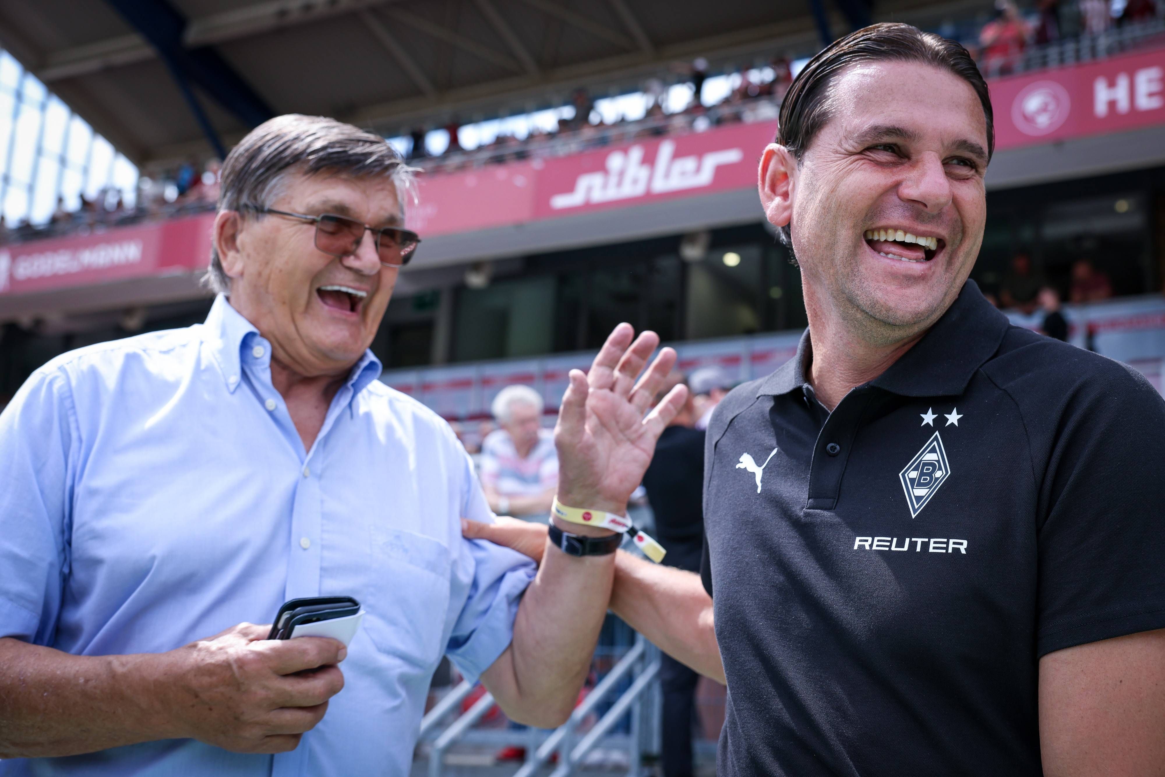 Gerardo Seoane lacht nach einem Gespräch mit Hans Meyer.
