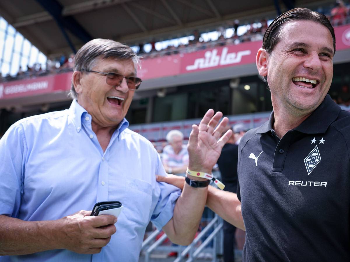 Gerardo Seoane lacht nach einem Gespräch mit Hans Meyer.