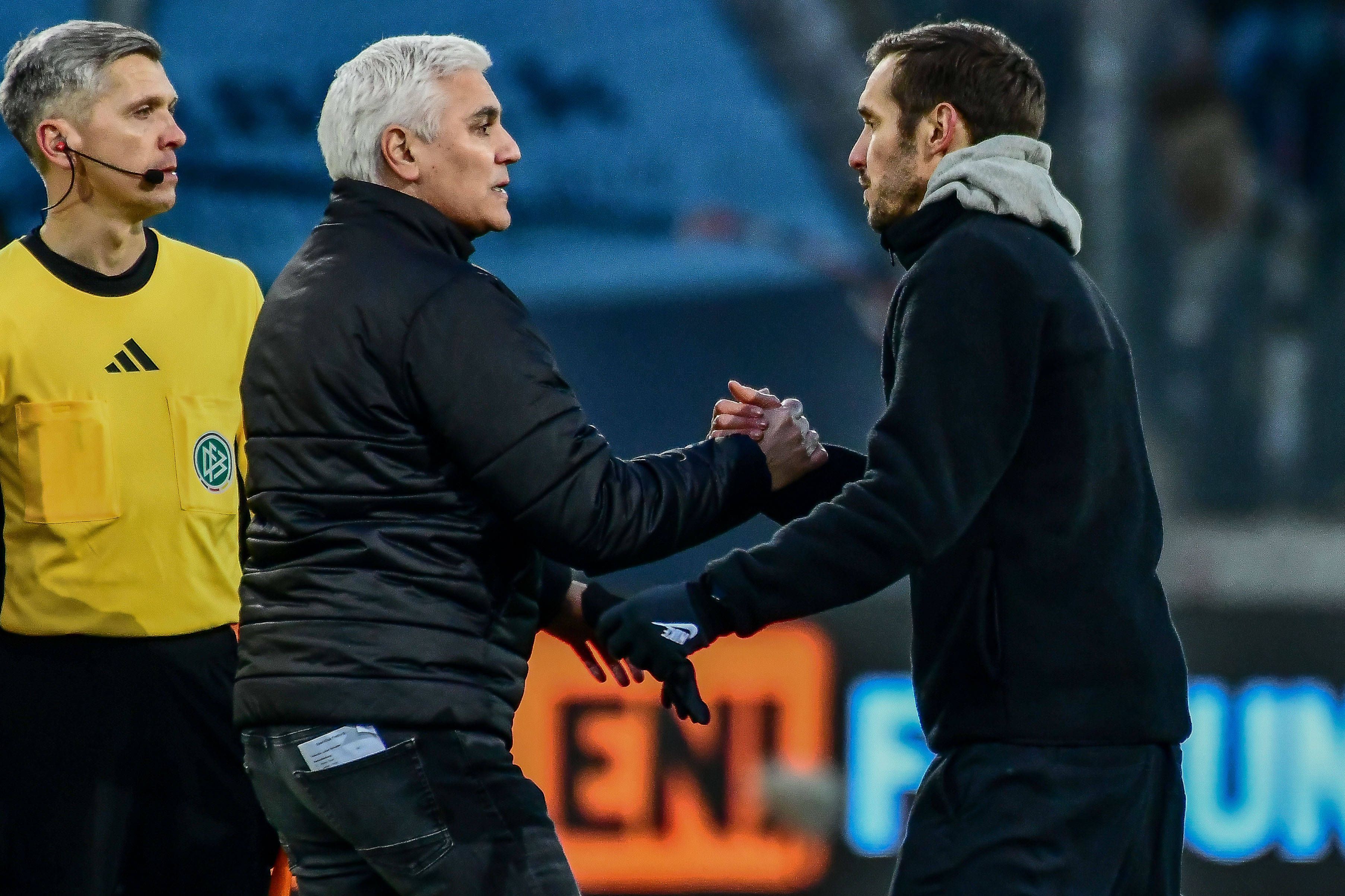 Andreas Bornemann, Sportchef beim FC St. Pauli, und Freiburg-Coach Julian Schuster schlagen ein.