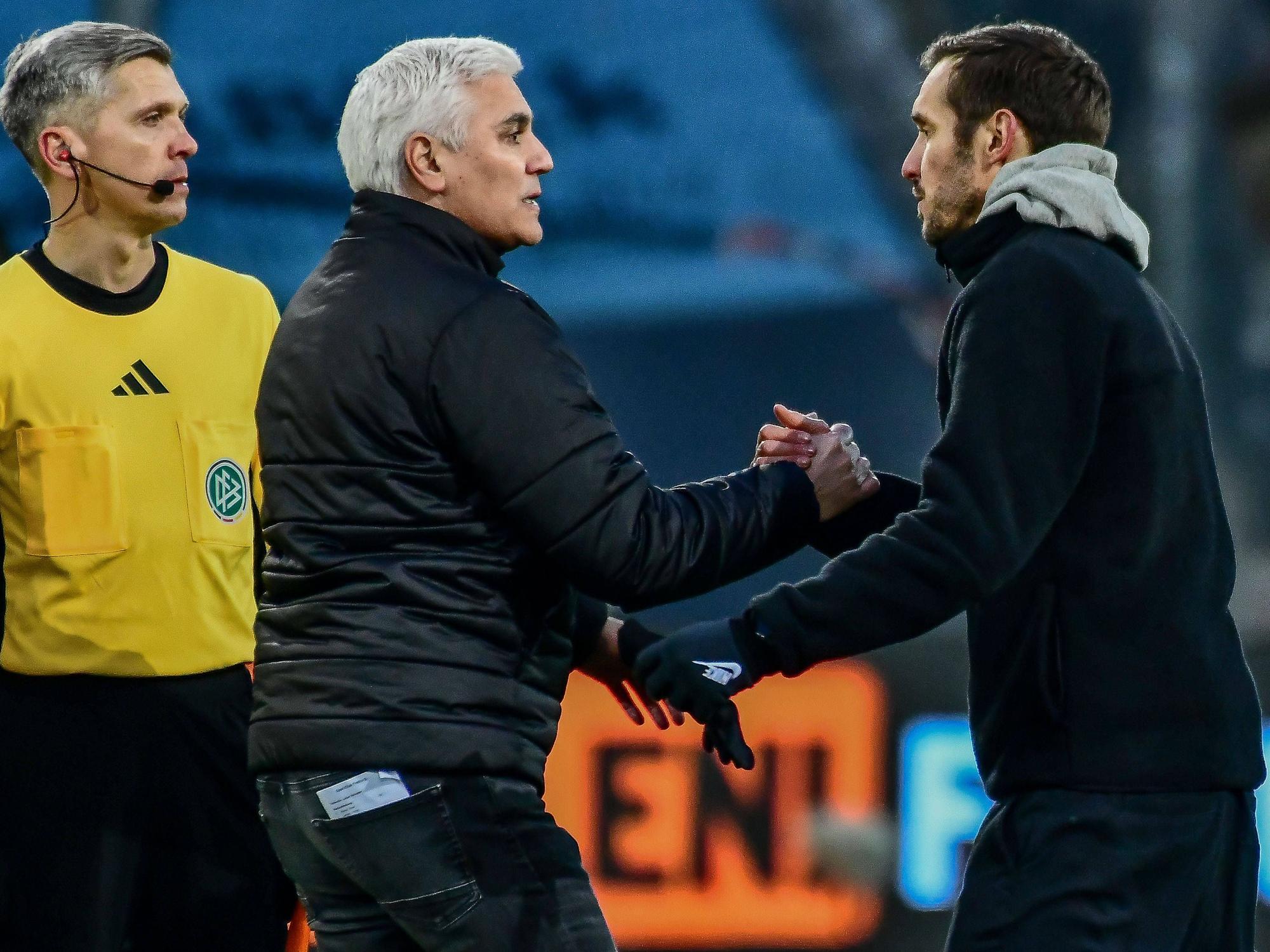 Andreas Bornemann, Sportchef beim FC St. Pauli, und Freiburg-Coach Julian Schuster schlagen ein.