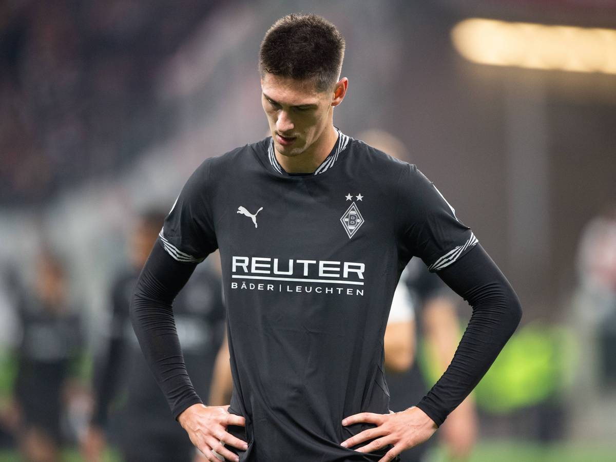 Tomas Cvancara blickt enttäuscht auf den Boden.