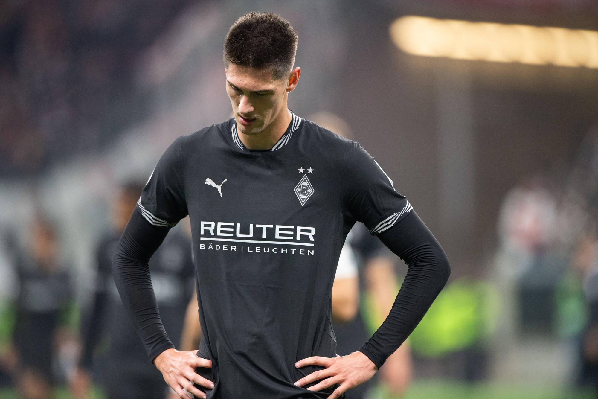 Tomas Cvancara blickt enttäuscht auf den Boden.