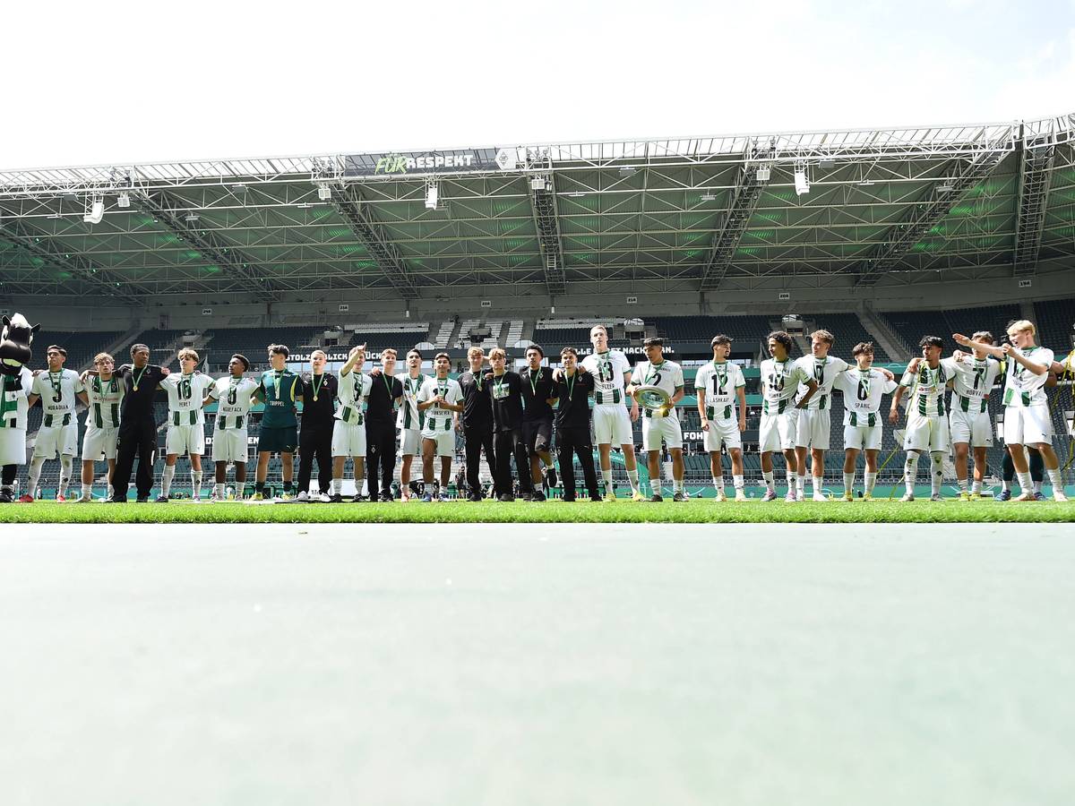 Anton Martynyuk und seine Teamkollegen feiern die U17-Meisterschaft.
