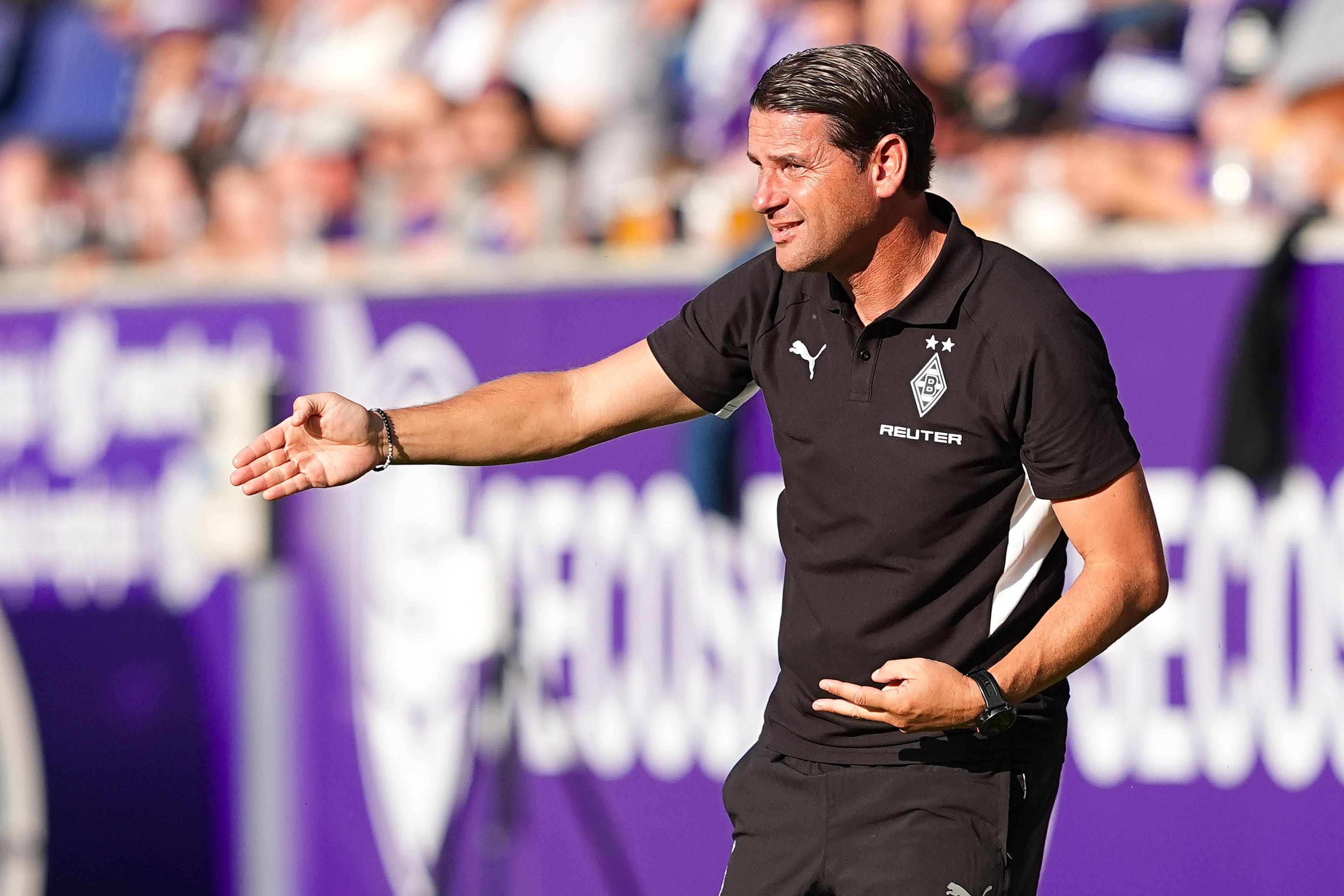 Gerardo Seoane gibt seinen Spielern an der Seitenlinie Anweisungen.