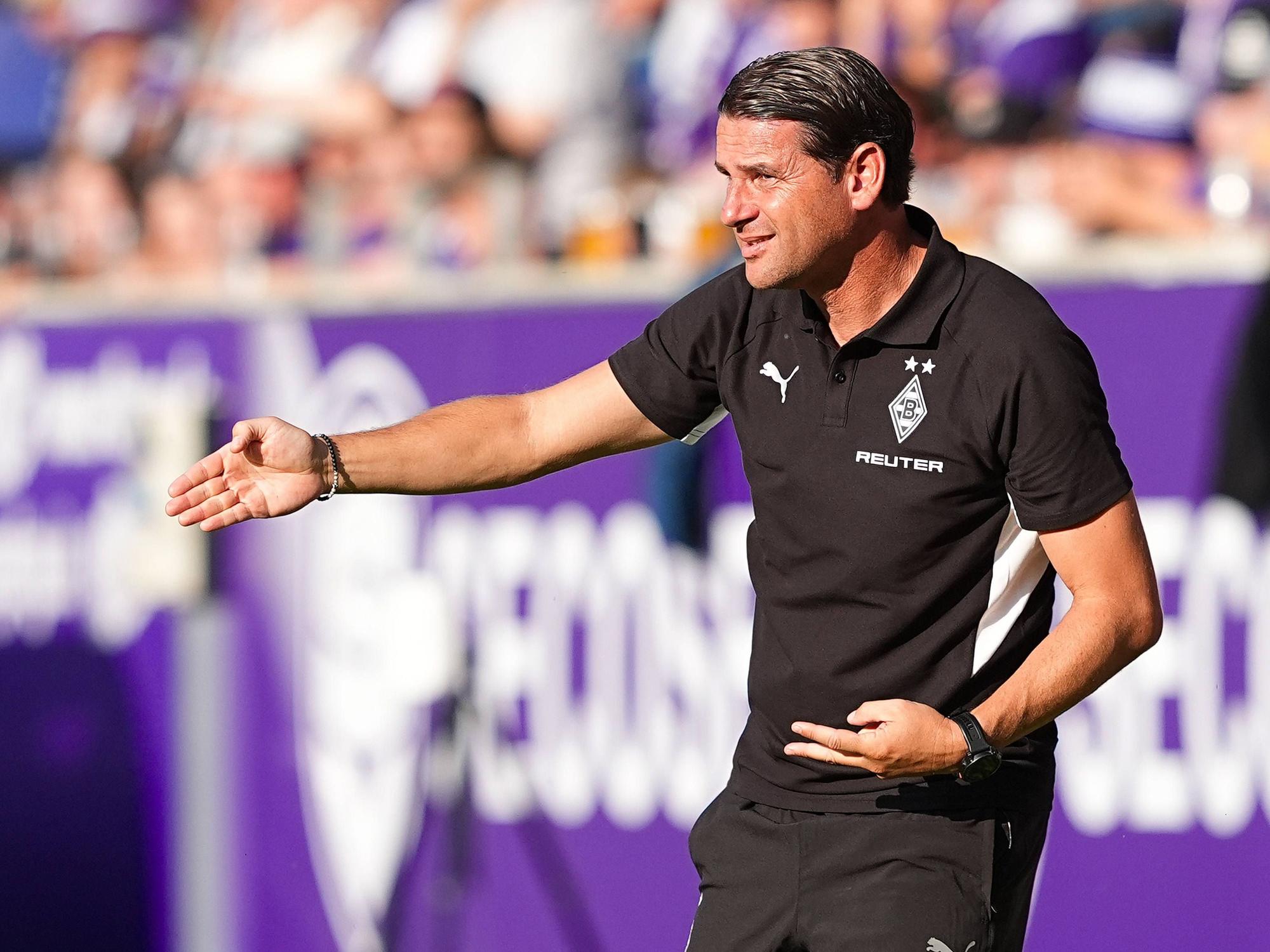 Gerardo Seoane gibt seinen Spielern an der Seitenlinie Anweisungen.