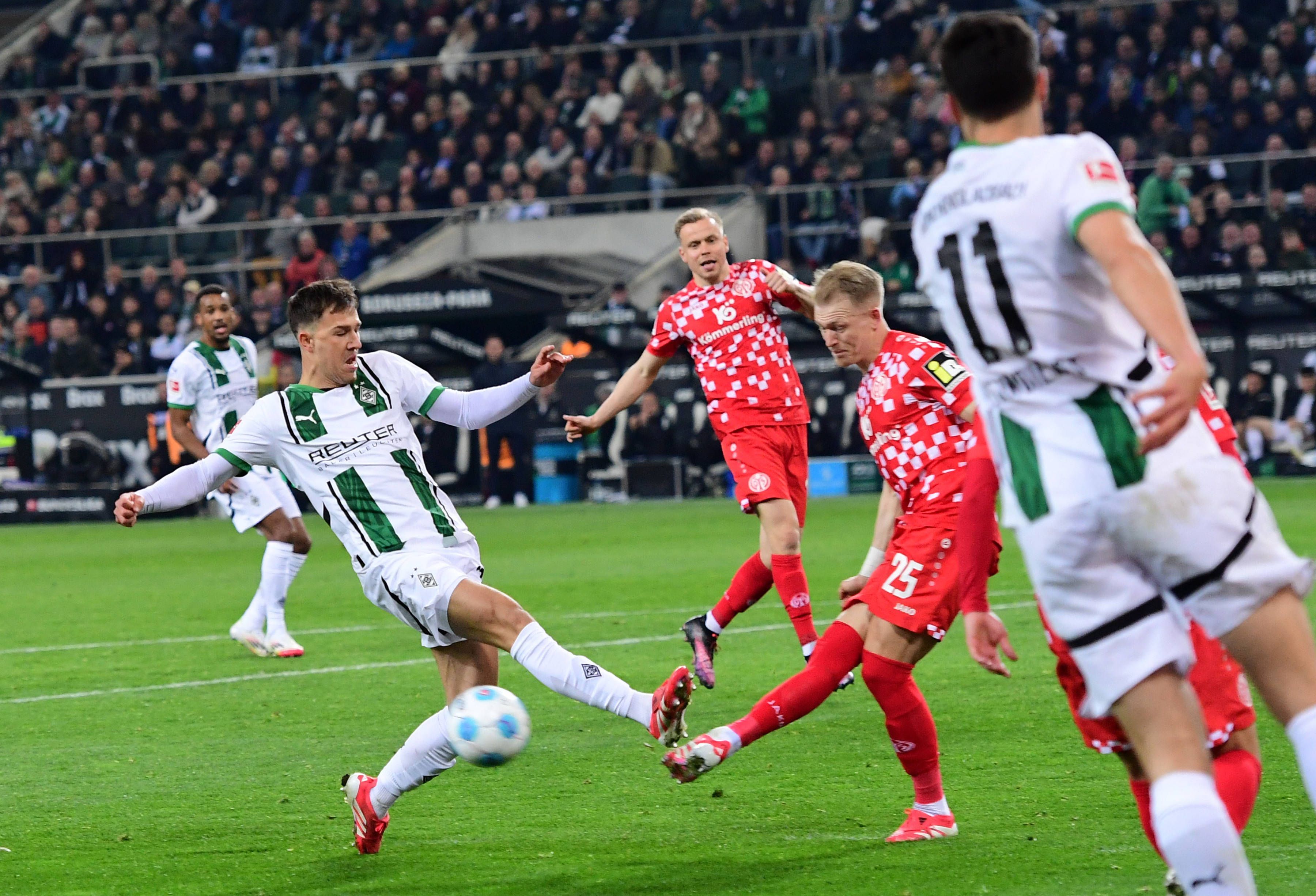 Gladbachs Noah Pesch im Zweikampf mit Mainz´ Andreas Hanche-Olsen.