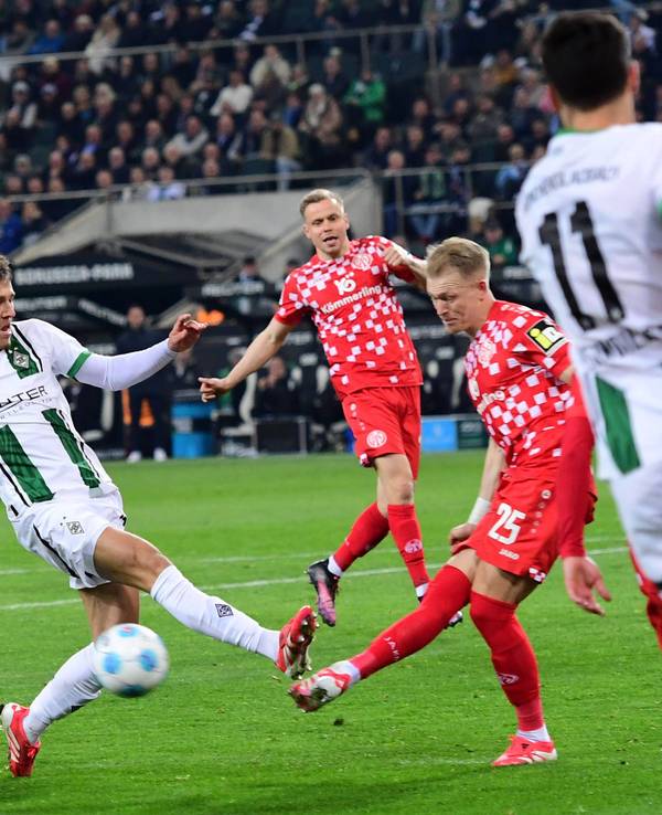 Gladbachs Noah Pesch im Zweikampf mit Mainz´ Andreas Hanche-Olsen.