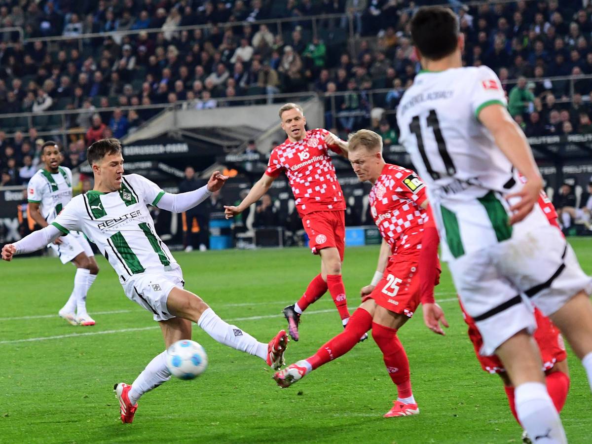 Gladbachs Noah Pesch im Zweikampf mit Mainz´ Andreas Hanche-Olsen.