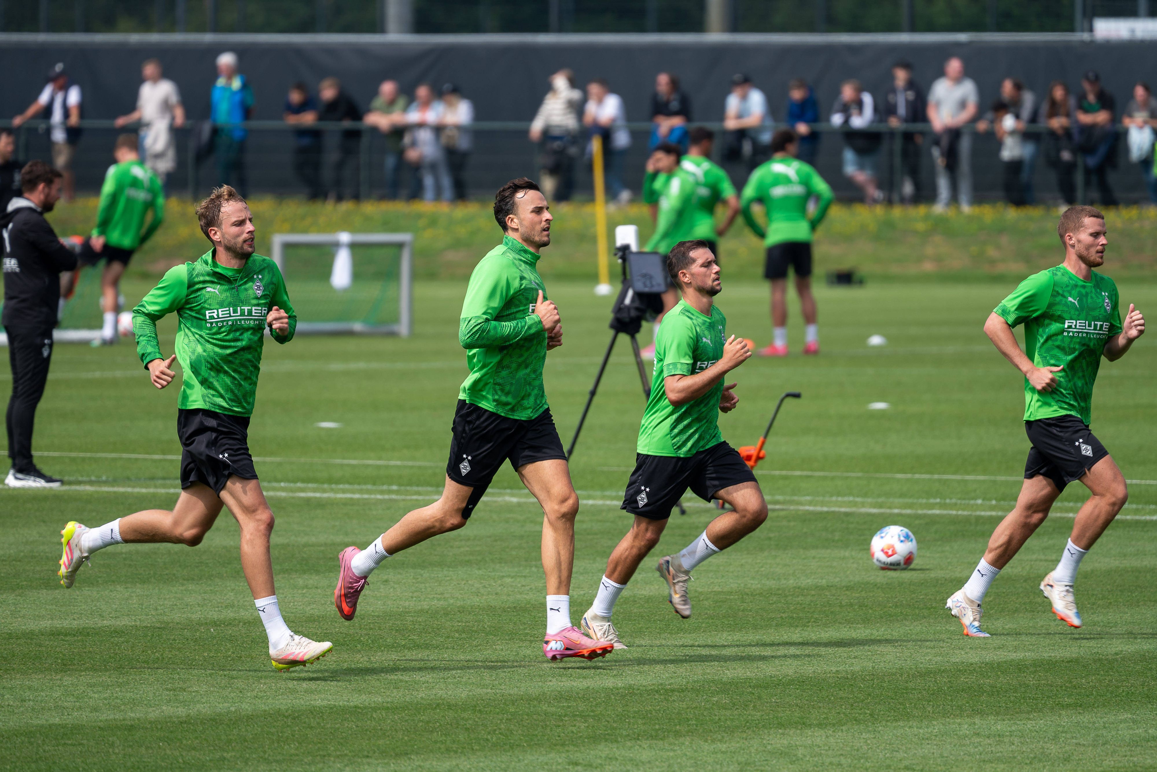Mehrere Gladbach Spieler beim Mannschaftstraining.